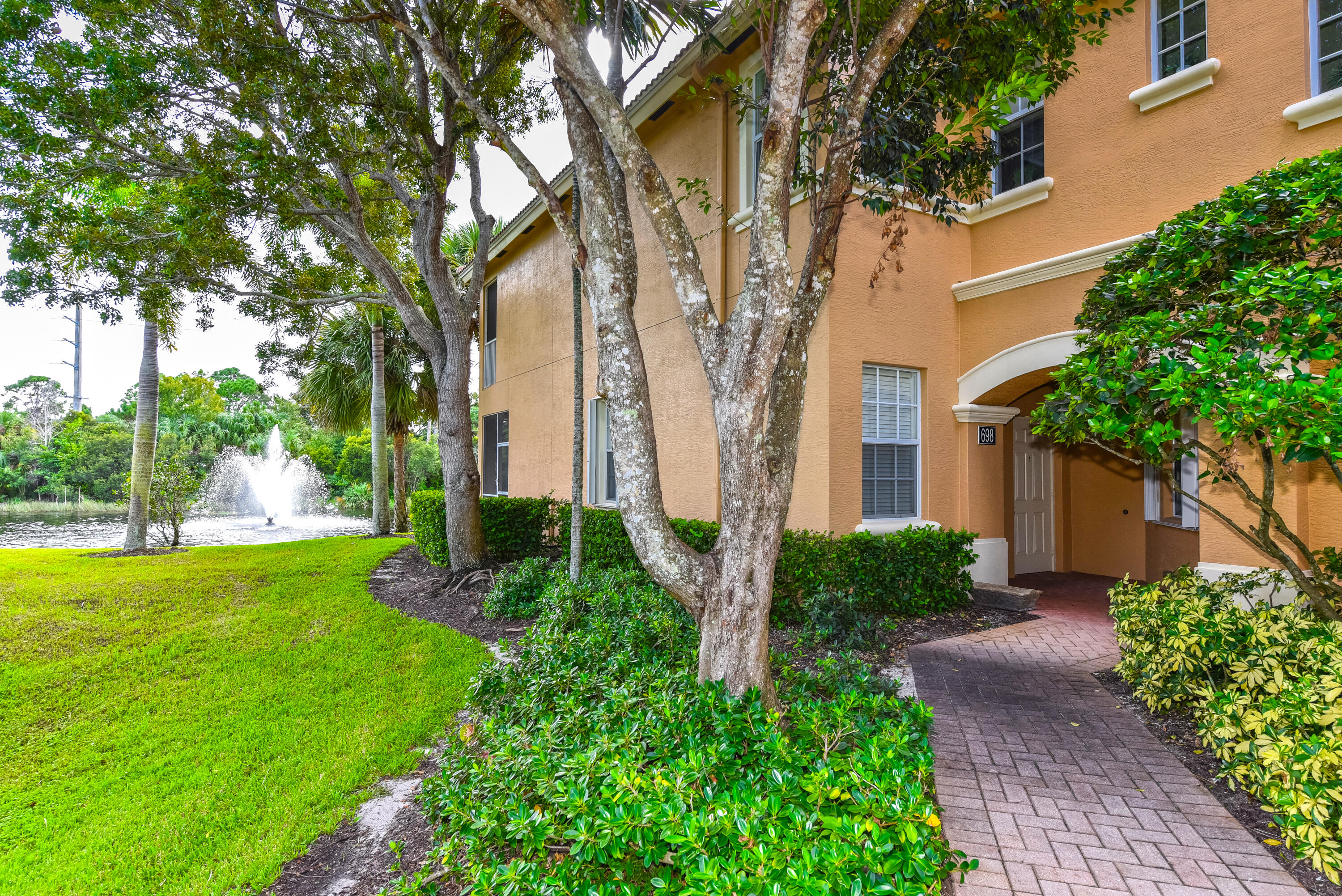 698 SW GLEN CREST Way Property Photo 1