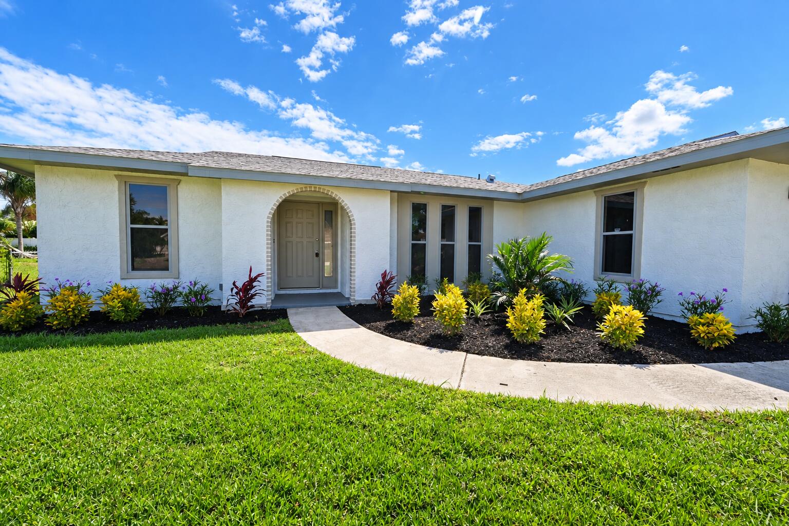 2502 Se Calusa Avenue Property Photo 1
