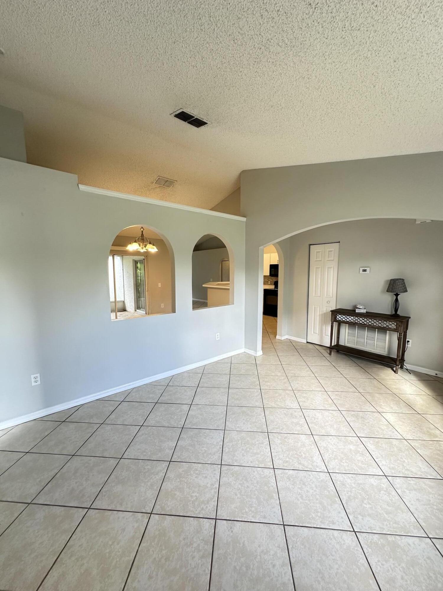 615 Sw Lakehurst Drive Property Photo 4