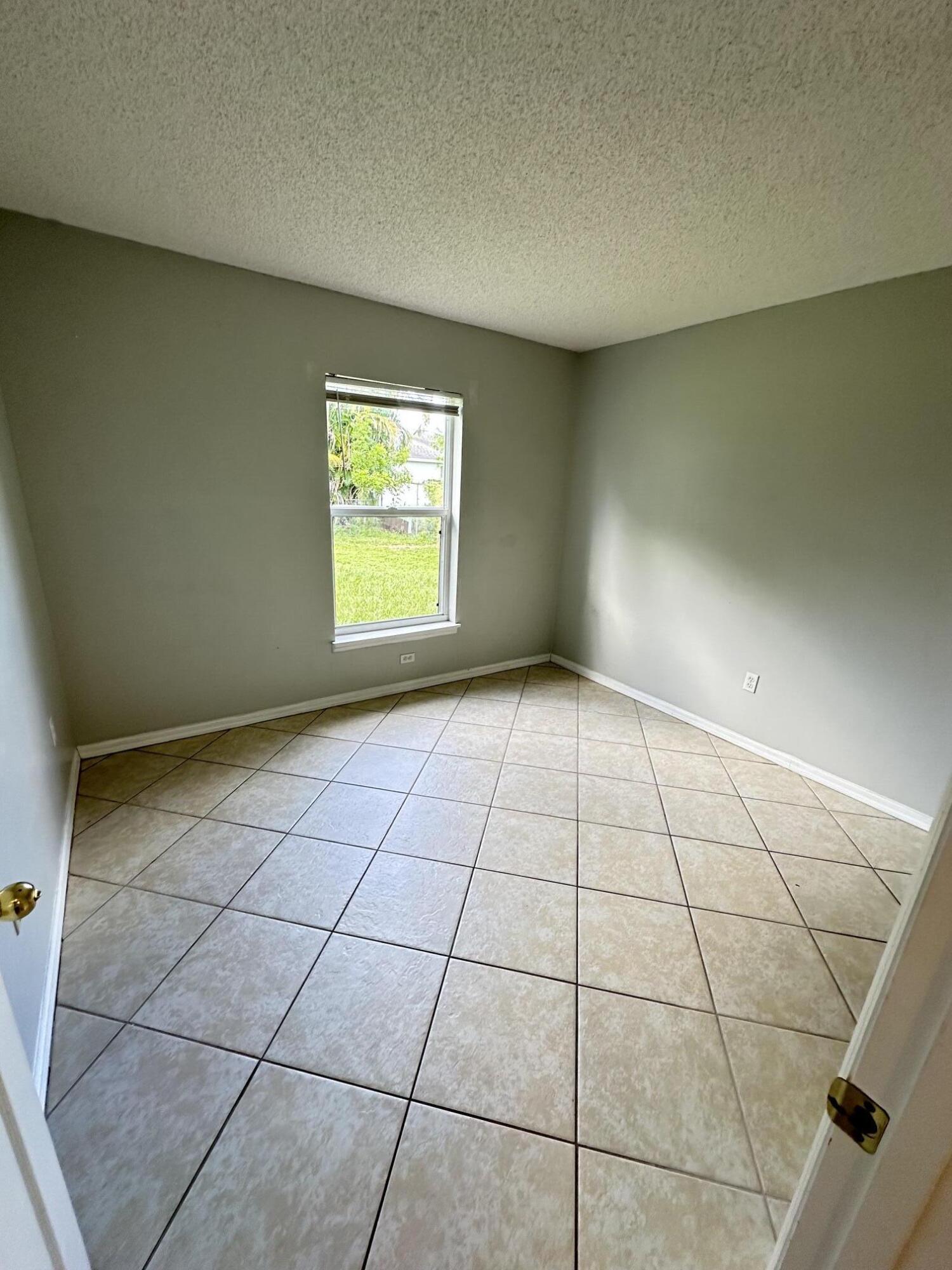 615 Sw Lakehurst Drive Property Photo 7