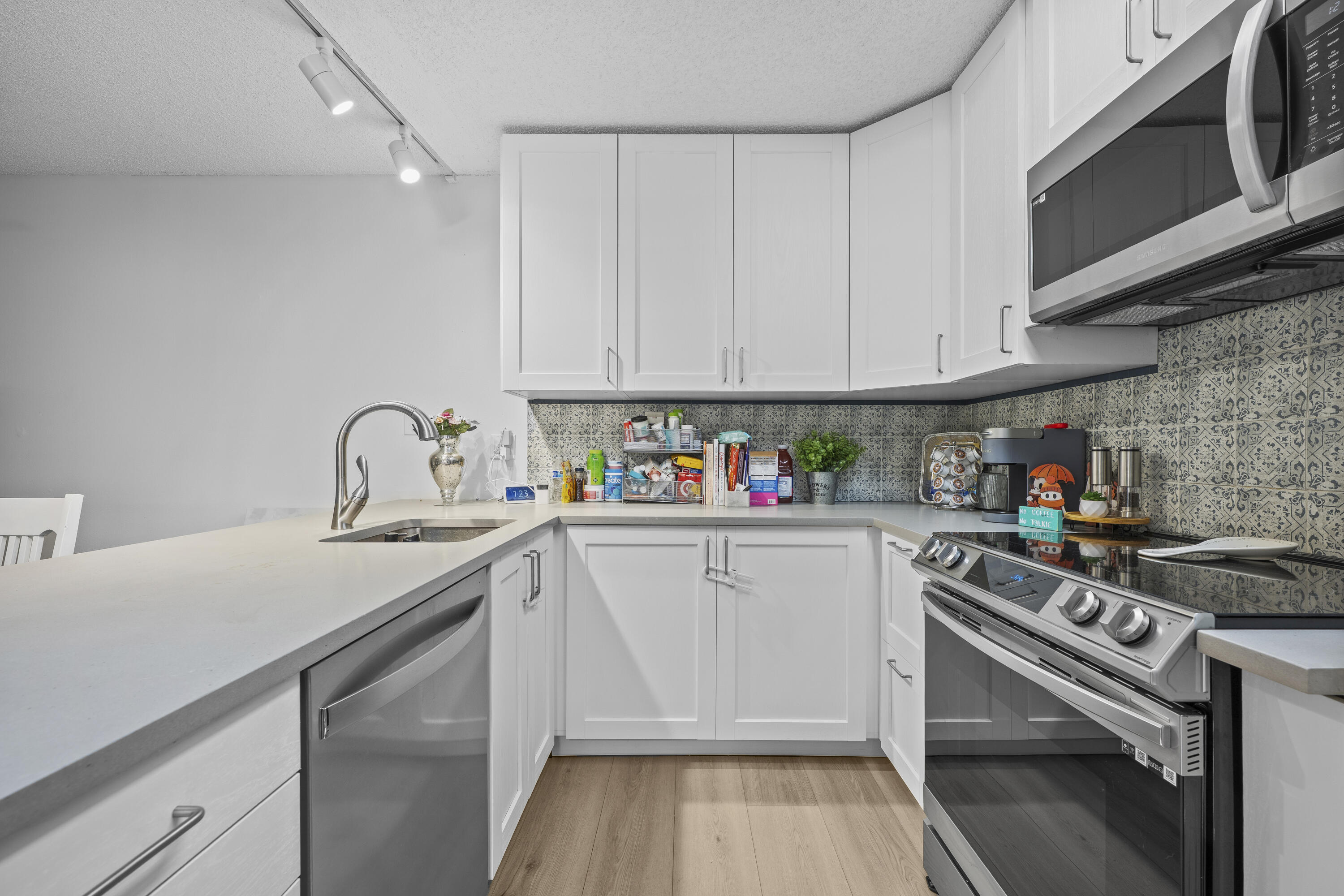 7728 77th Way Property Photo 1