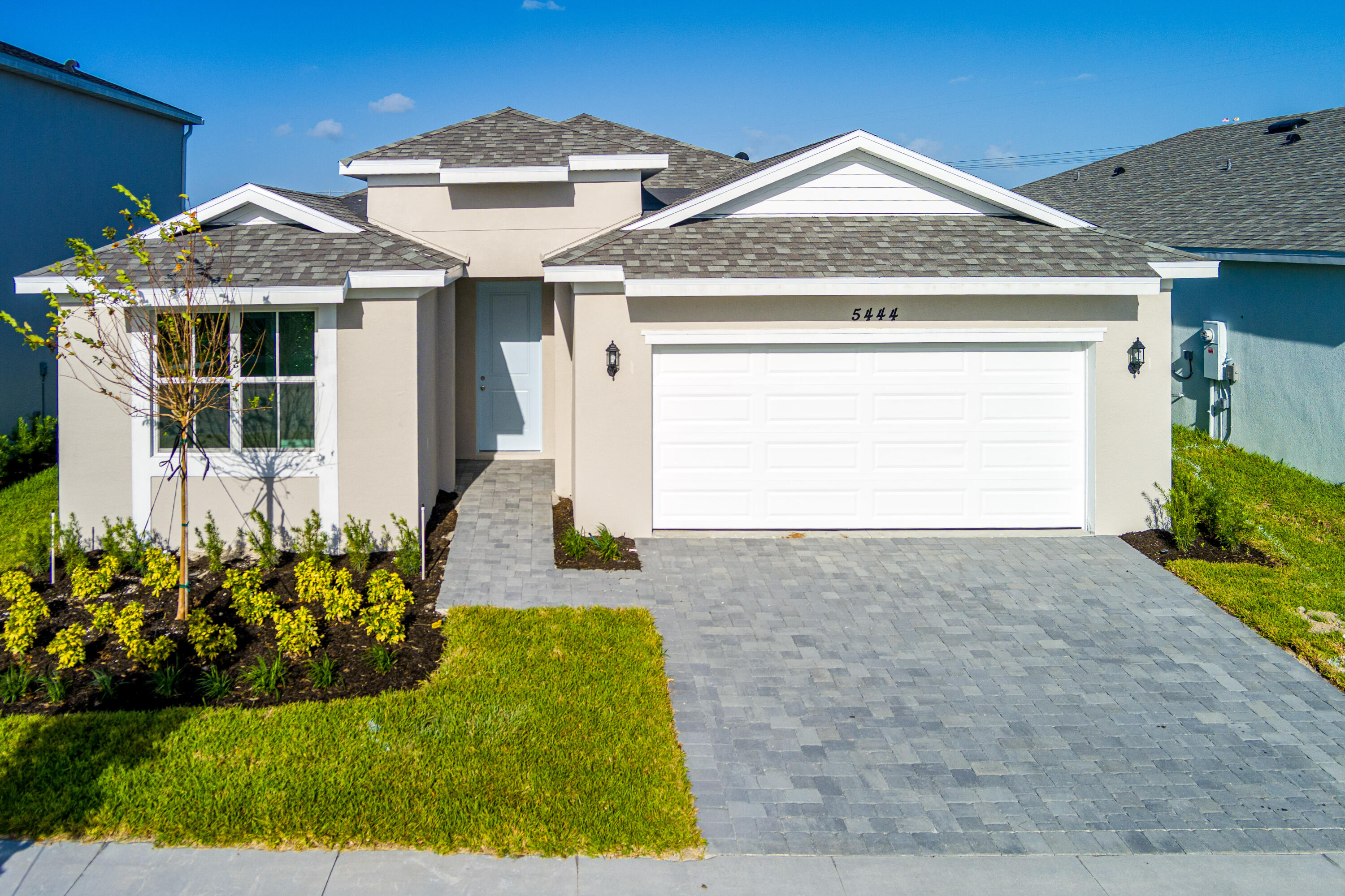 5444 Nw Camberly Court Property Photo 1