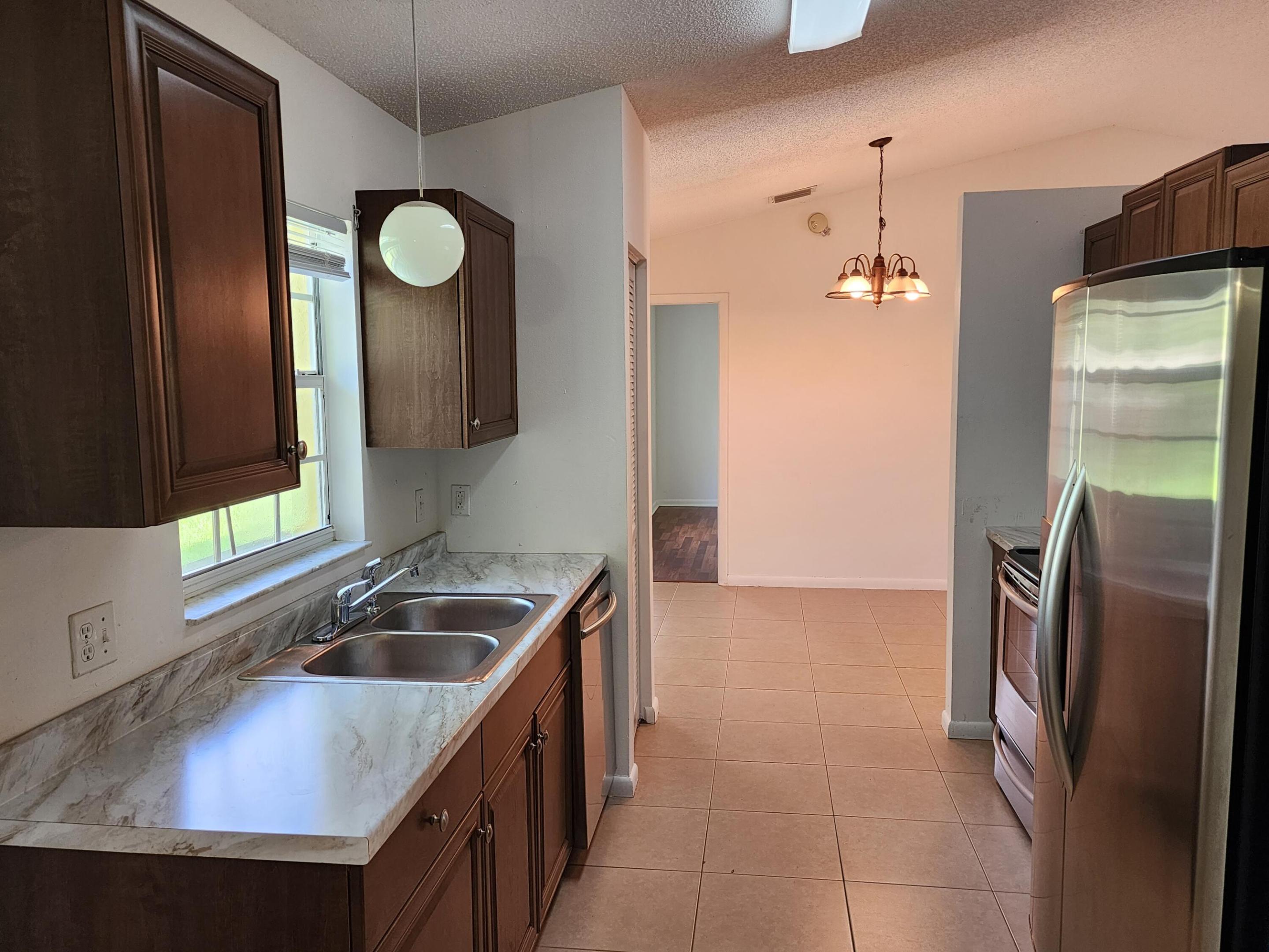 2514 Se Rock Springs Drive Property Photo 2