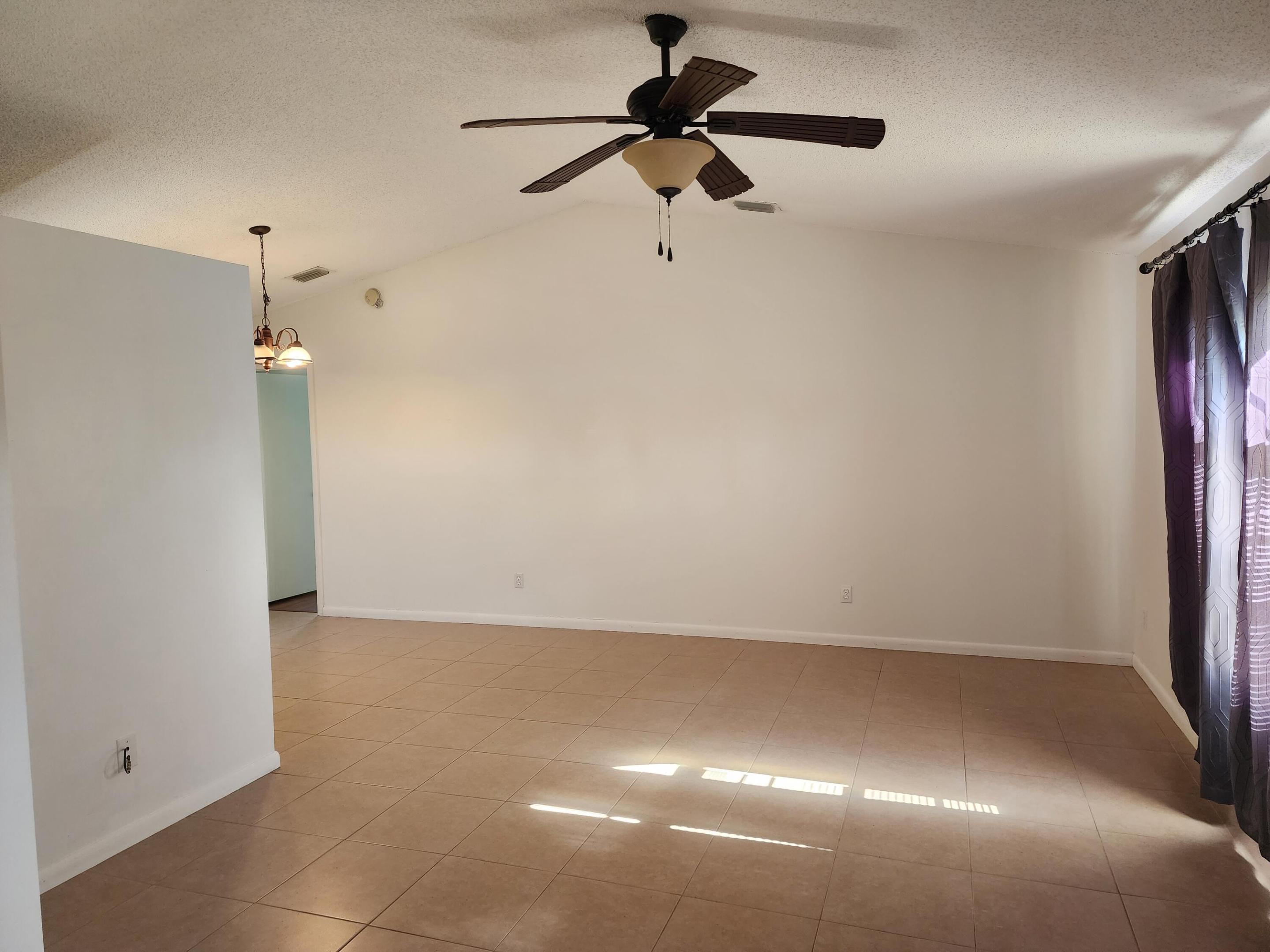 2514 Se Rock Springs Drive Property Photo 5