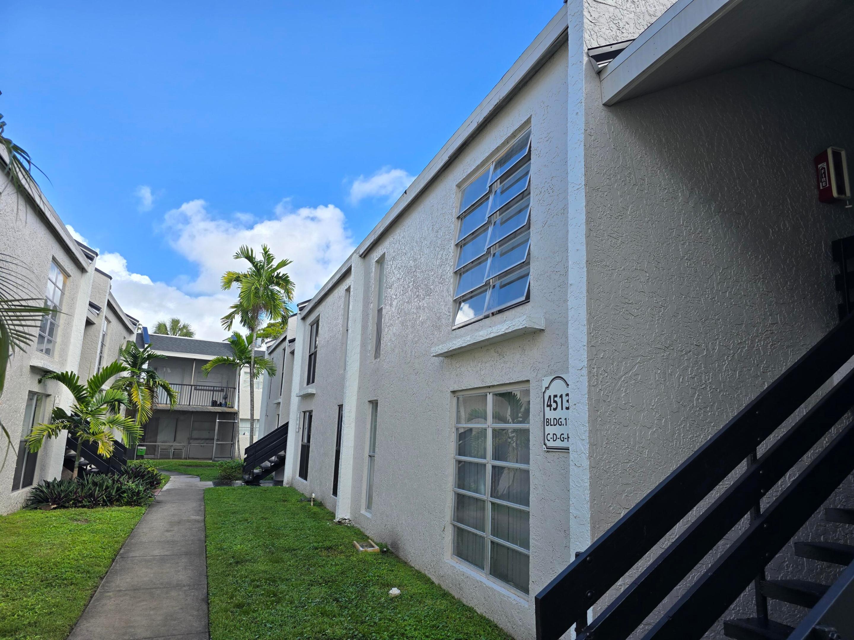 4511 Treehouse Lane E Property Photo 2