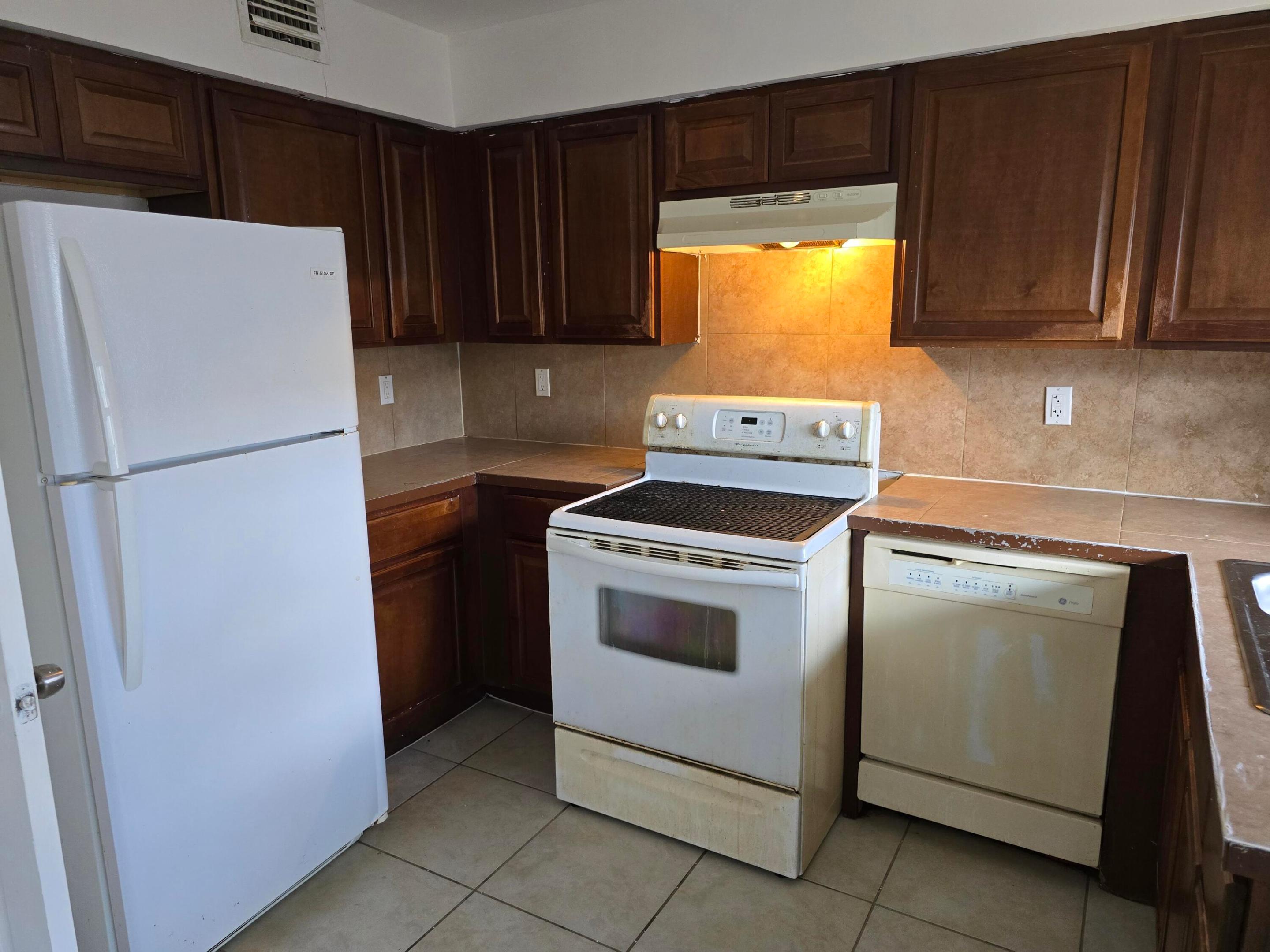 4511 Treehouse Lane E Property Photo 3