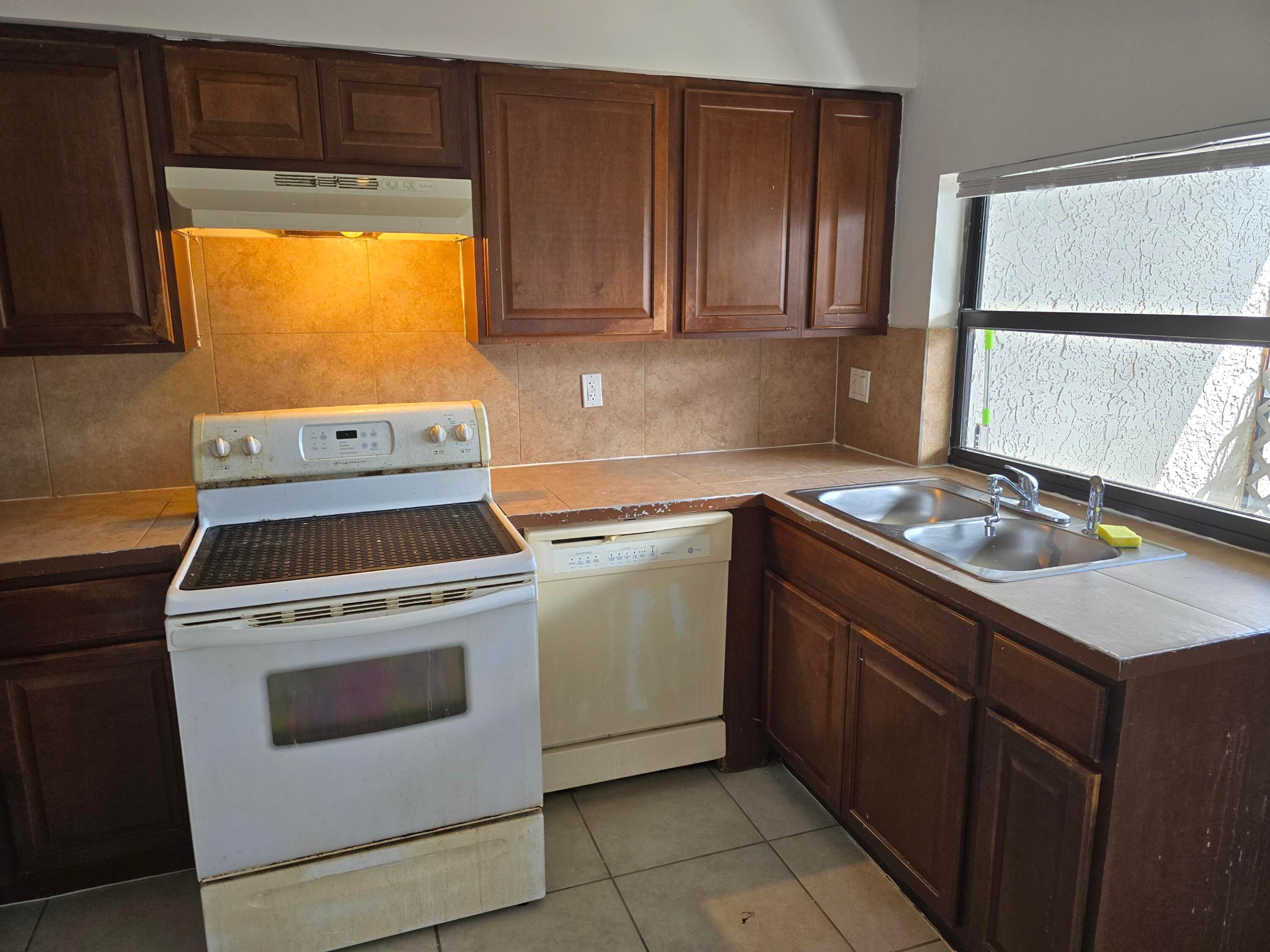 4511 Treehouse Lane E Property Photo 4