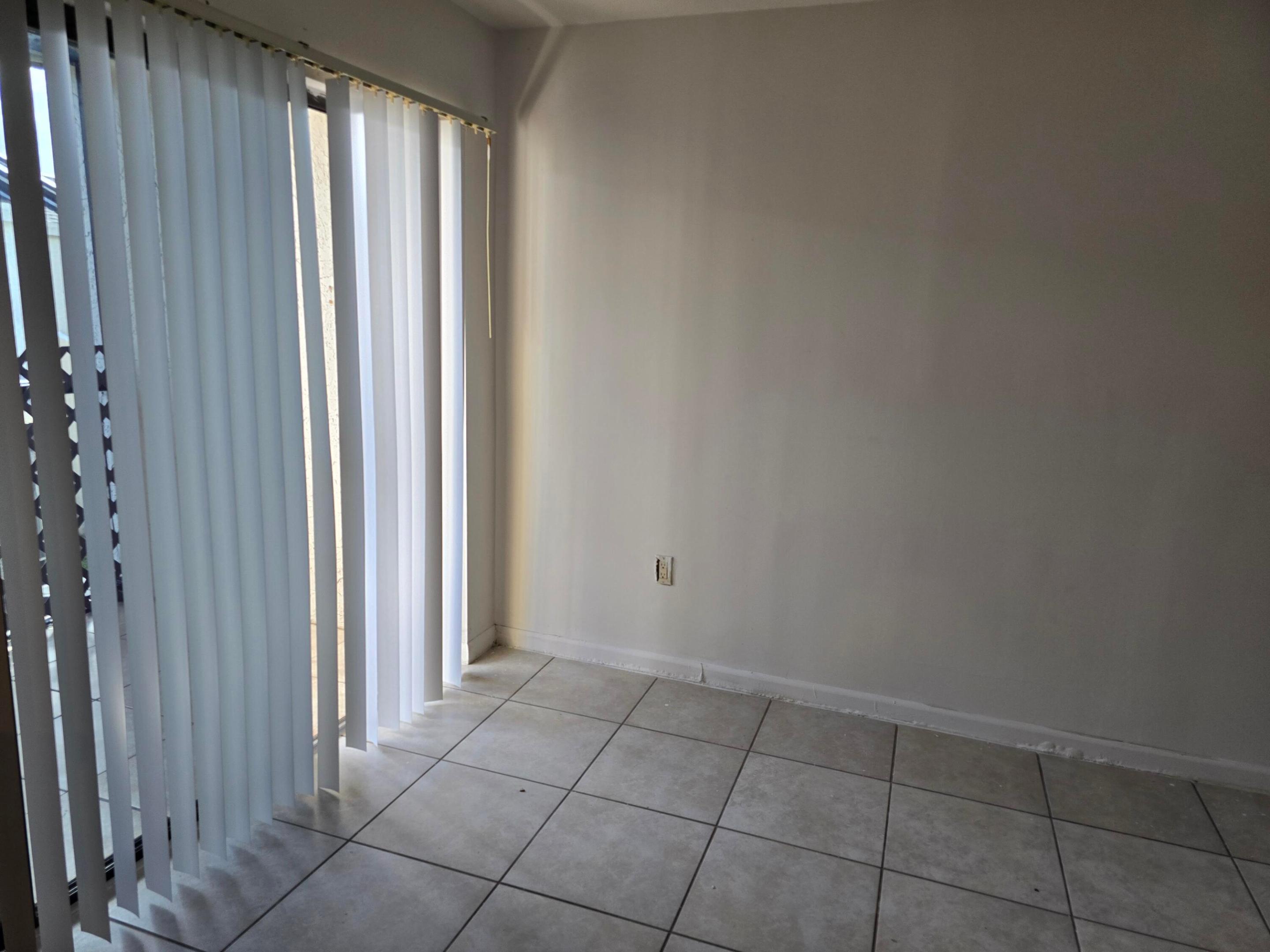 4511 Treehouse Lane E Property Photo 6