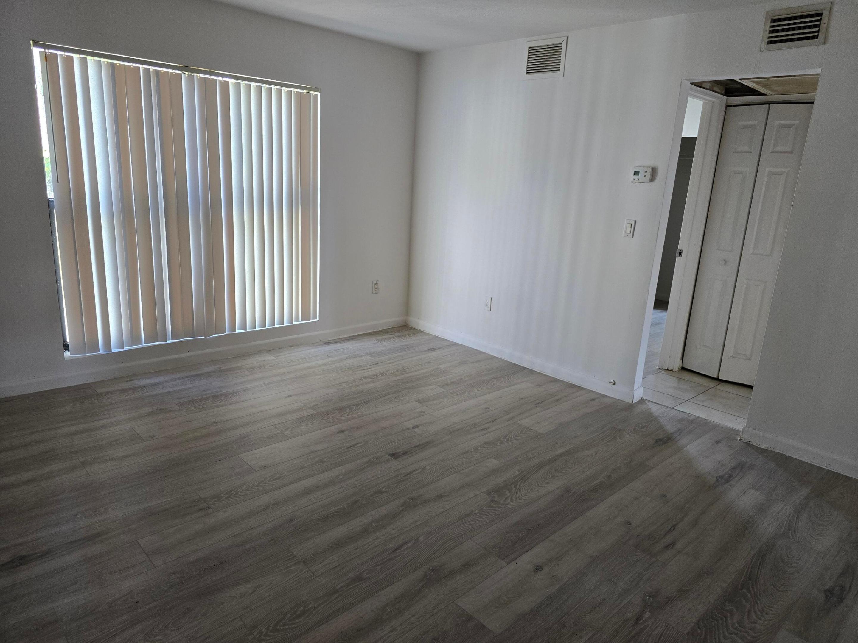 4511 Treehouse Lane E Property Photo 7