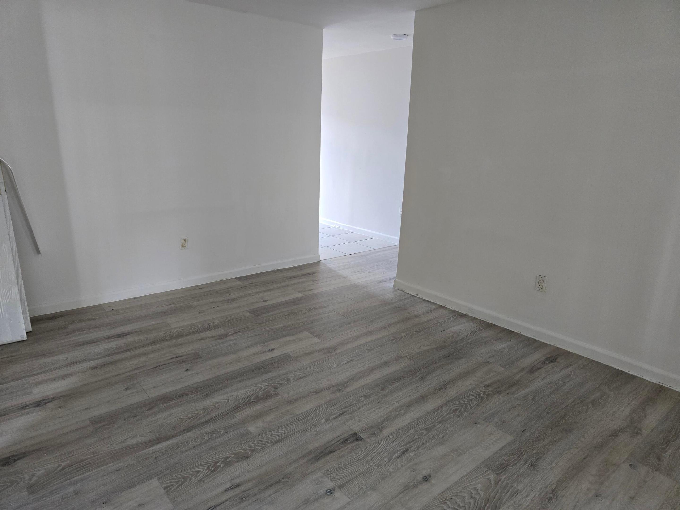 4511 Treehouse Lane E Property Photo 9