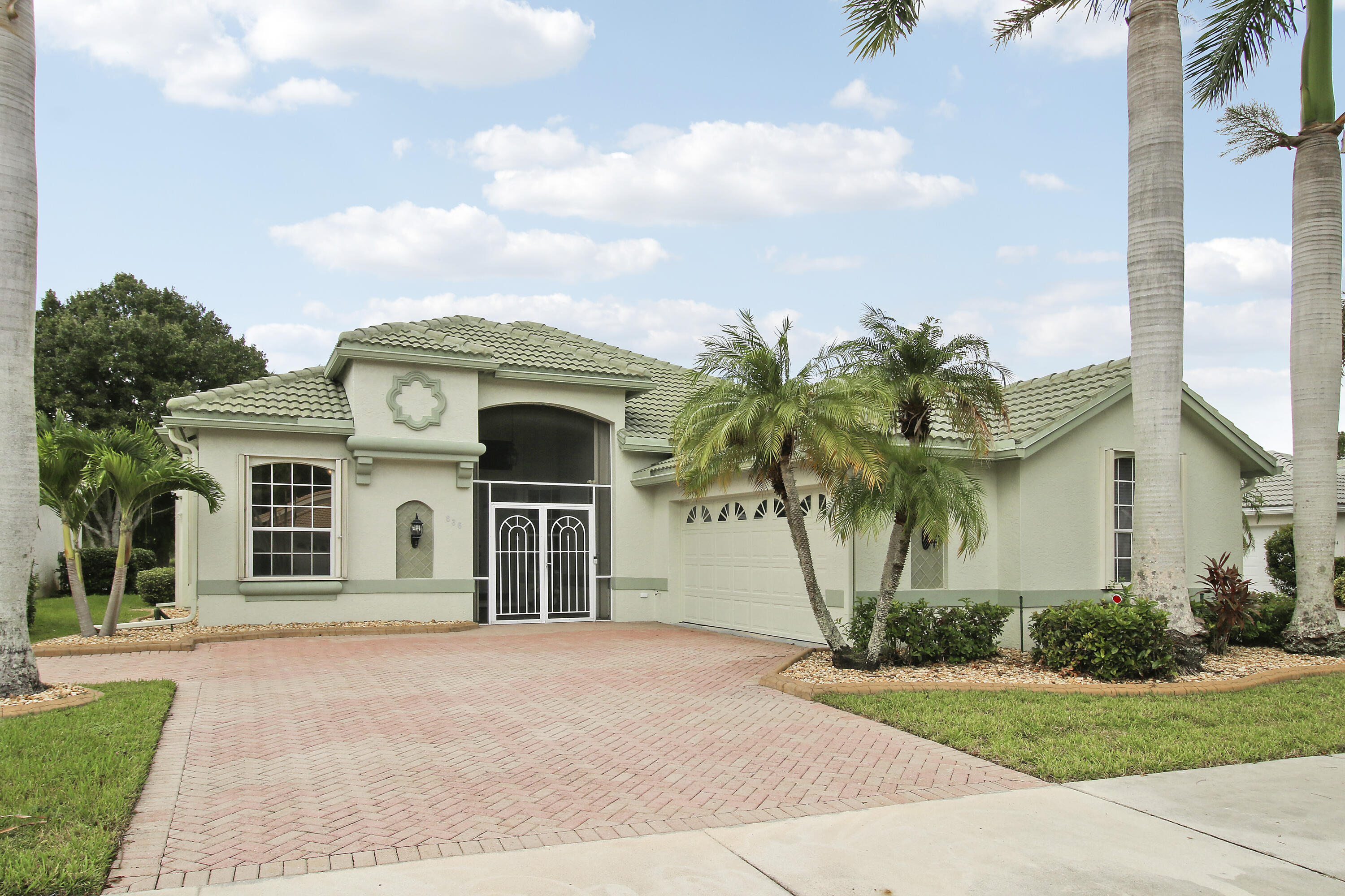 636 SW Lake Charles Circle Property Photo 1