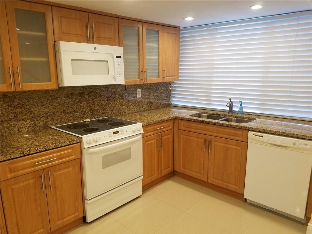 9131 Fontainebleau Boulevard 15, Miami, Fl 33172 Property Photo 1