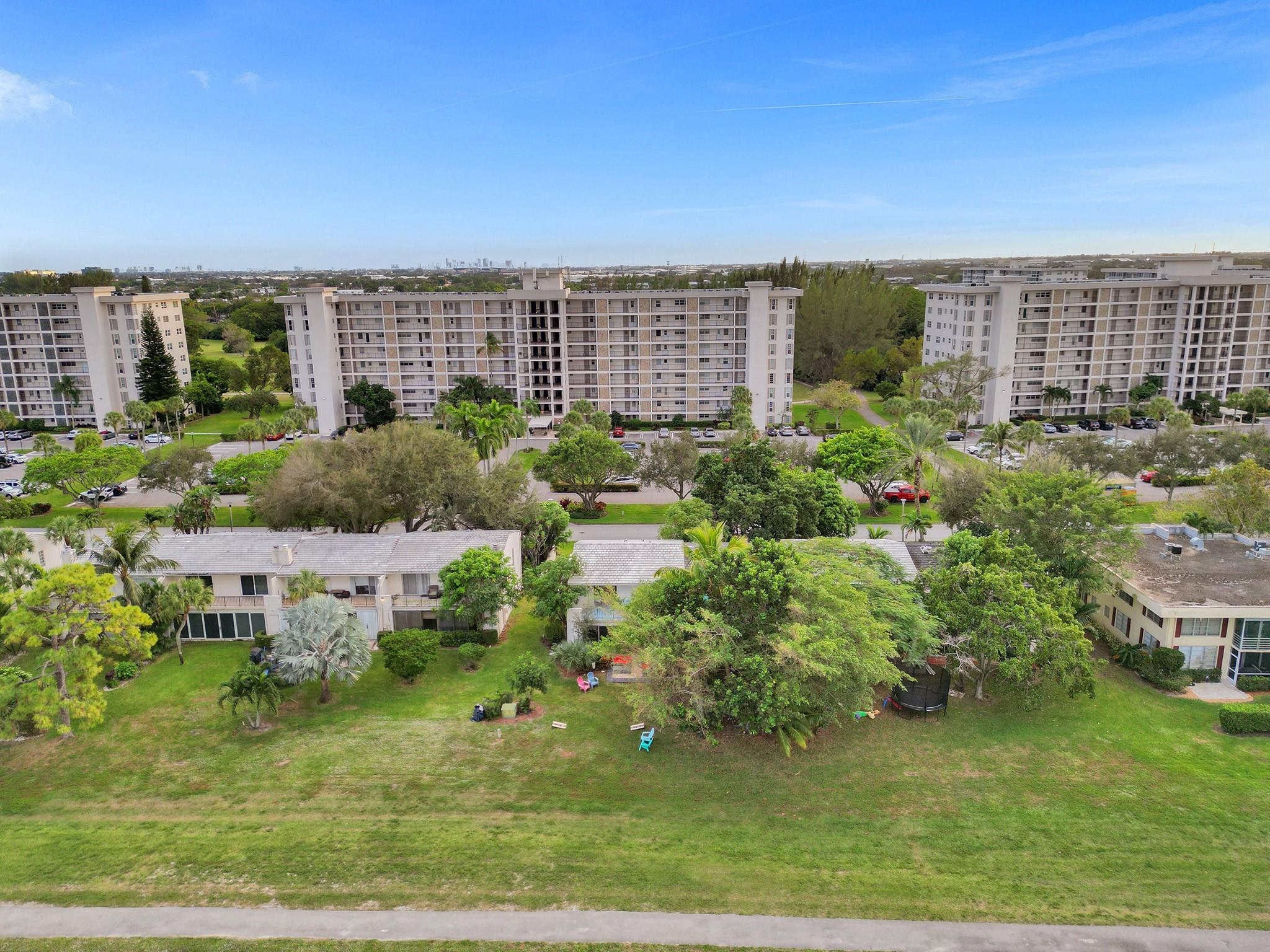 3135 N Palm Aire Dr 3135 Property Photo 22