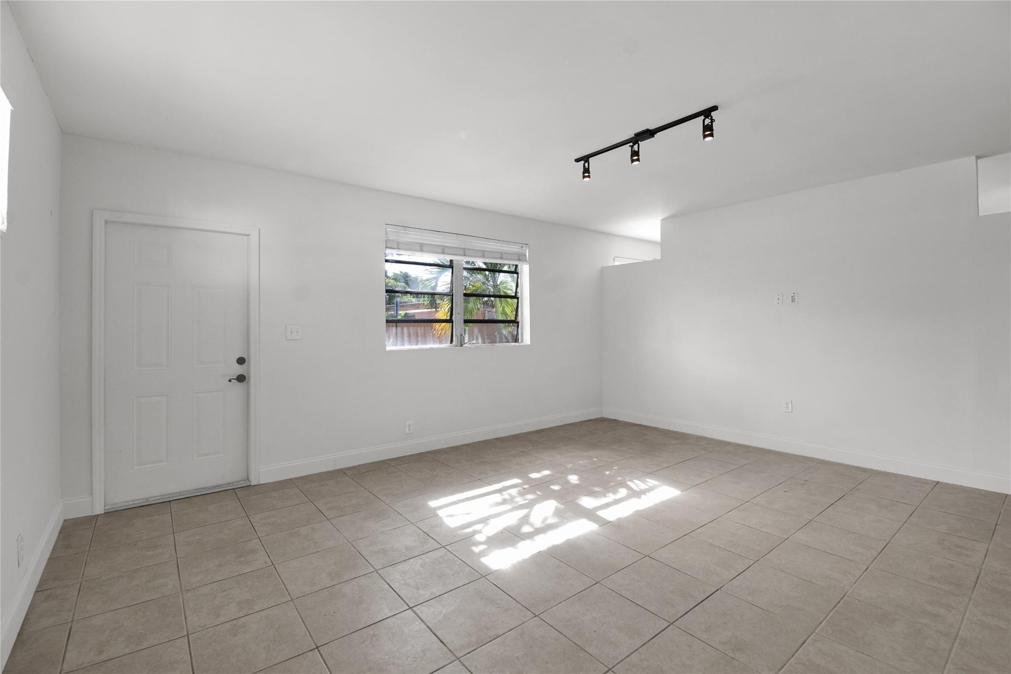 1116 S 17th Ave 1-3 Property Photo 3
