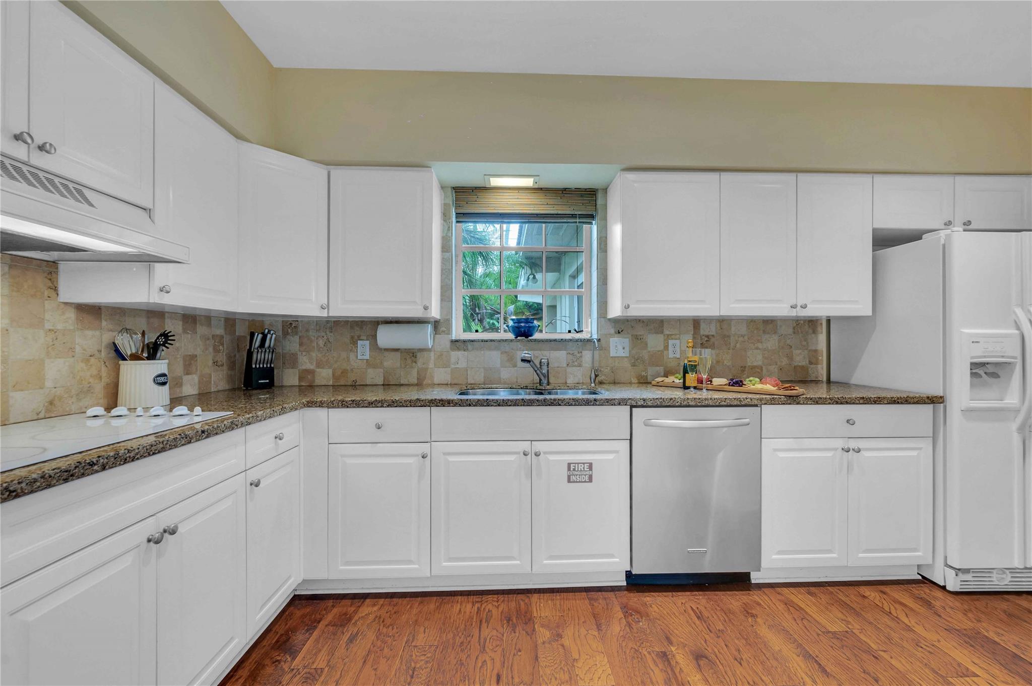 1612 E Lake Dr Property Photo 6