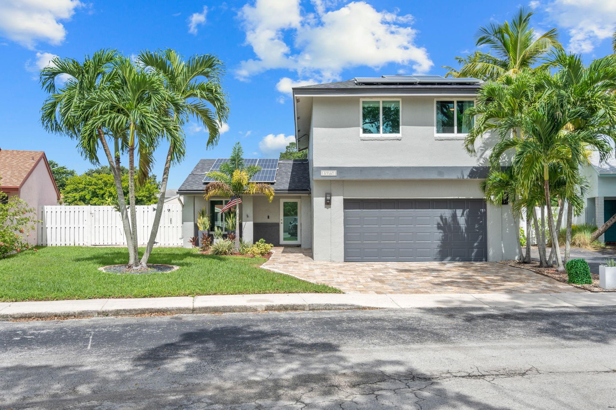13751 Newport Manor Property Photo 1