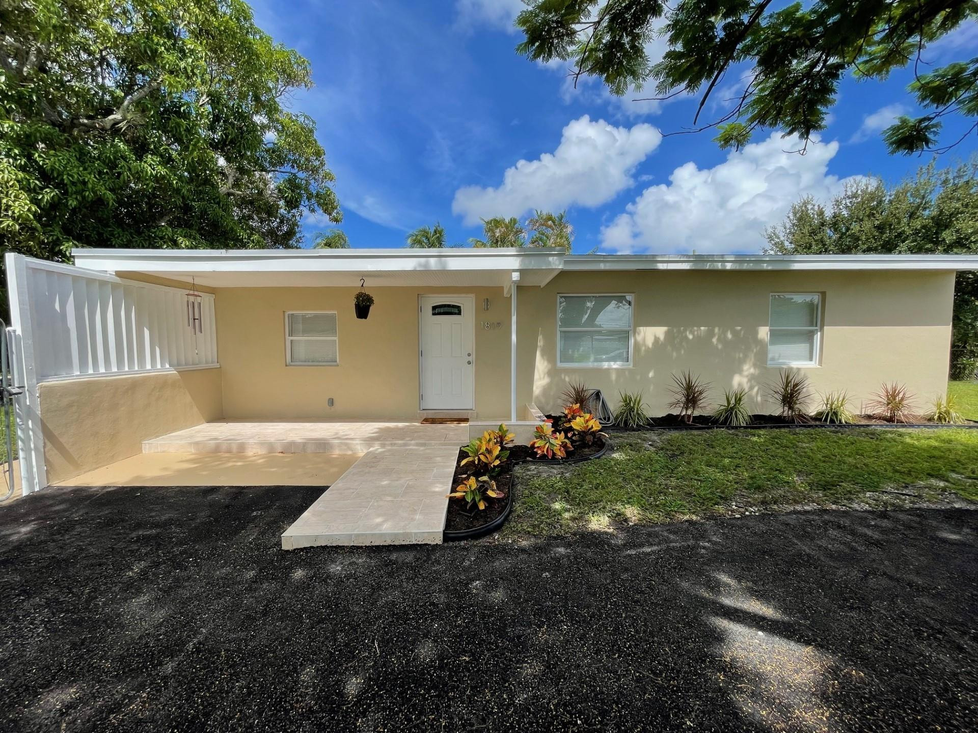1809 NW 13th Court Property Photo 1