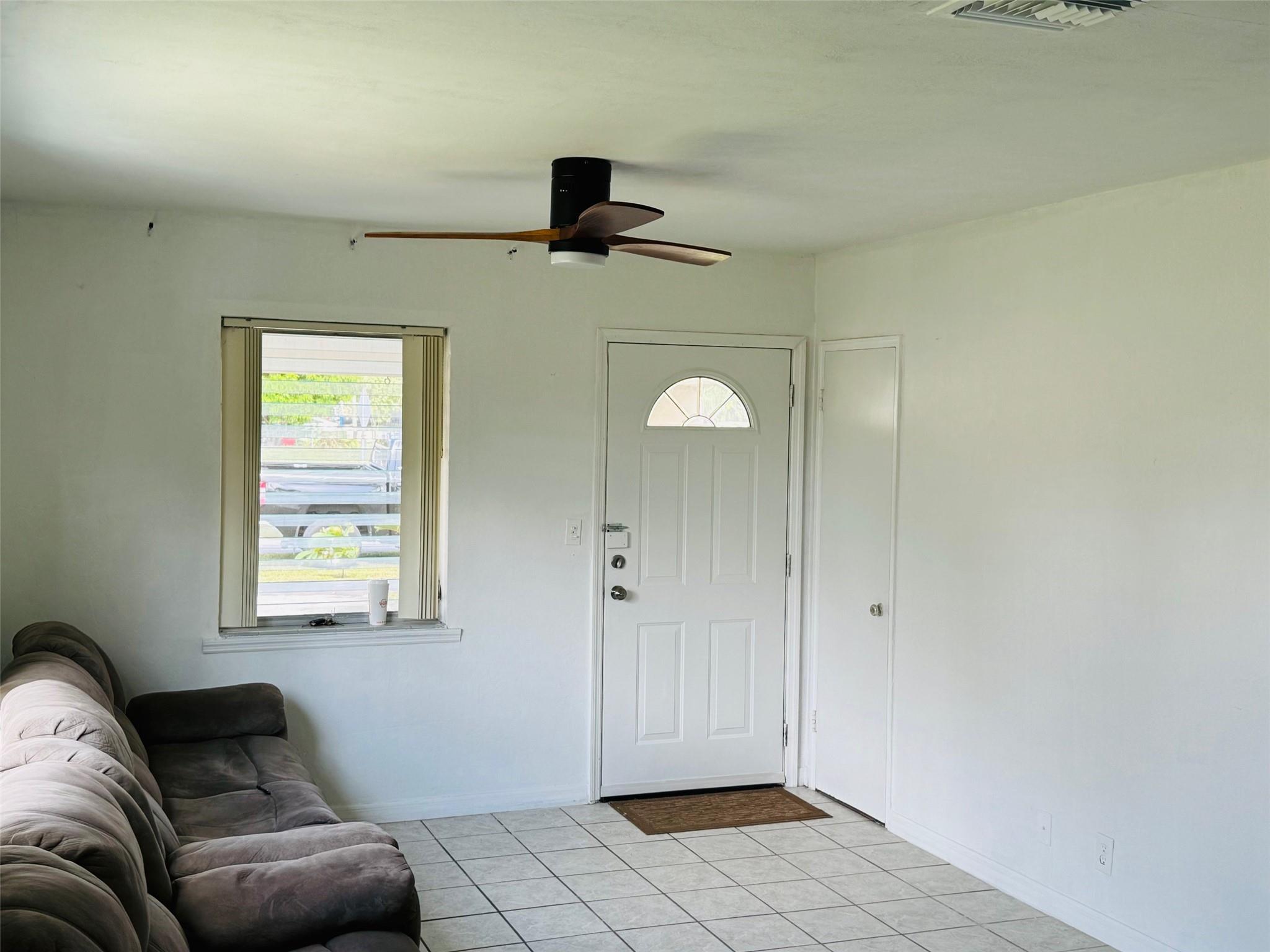 2222 Sw 5th St Property Photo 3