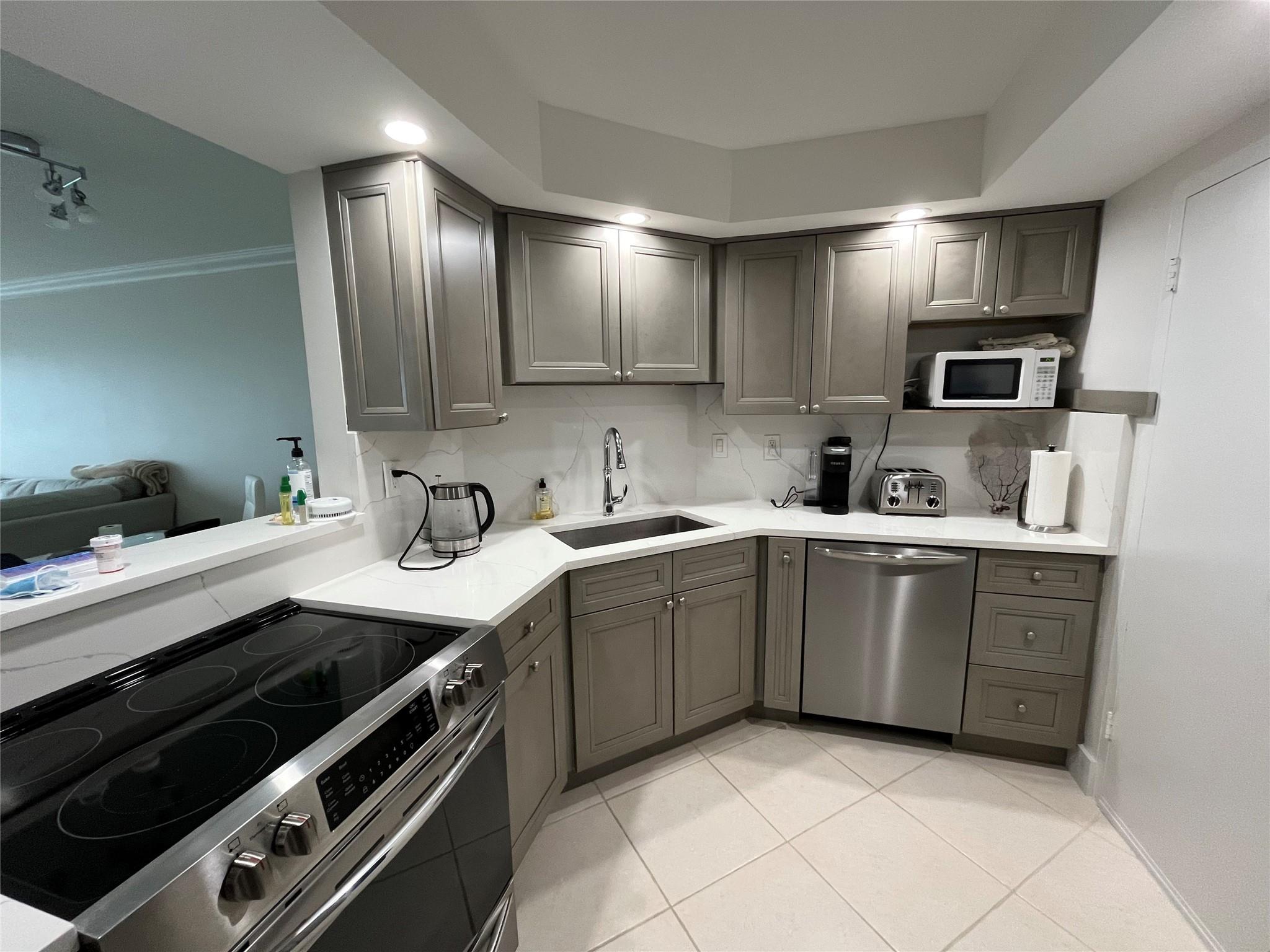 2100 S Ocean Dr 9j Property Photo 3