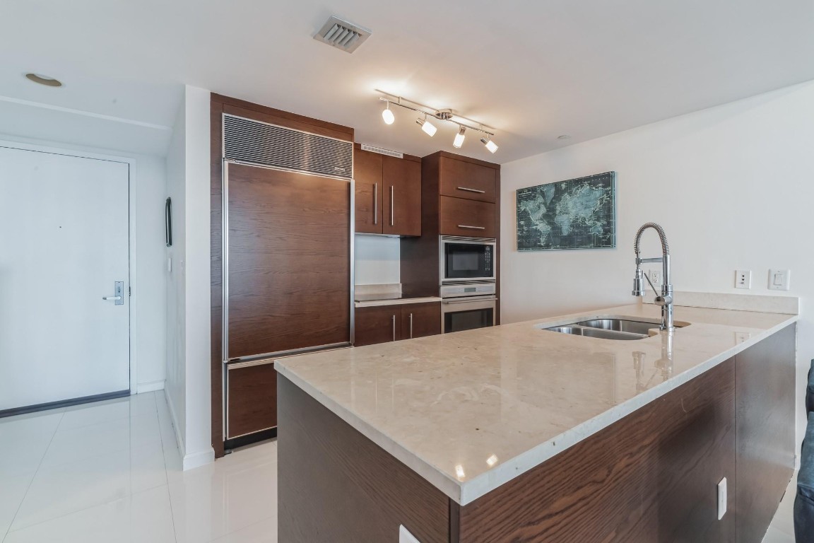 475 Brickell Avenue 512 Property Photo 11