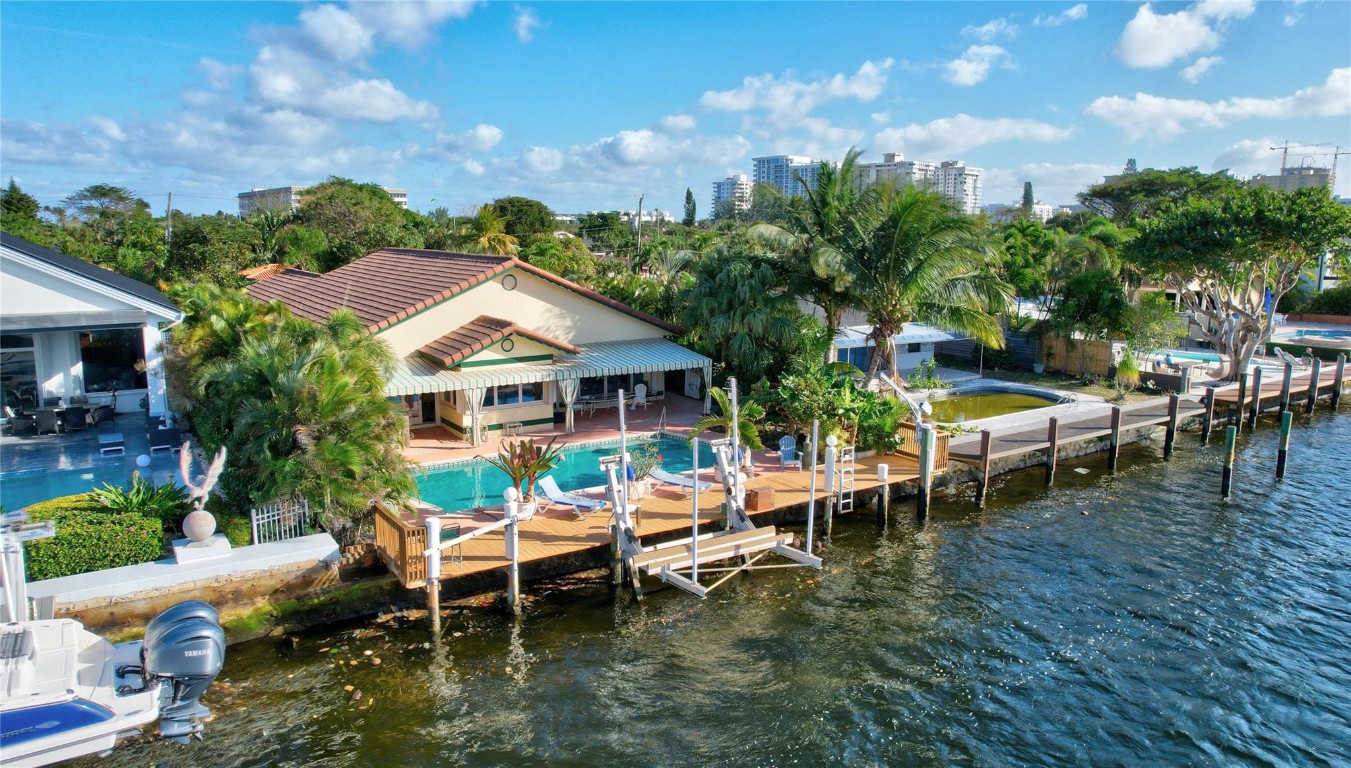305 S Riverside Drive Property Photo 1