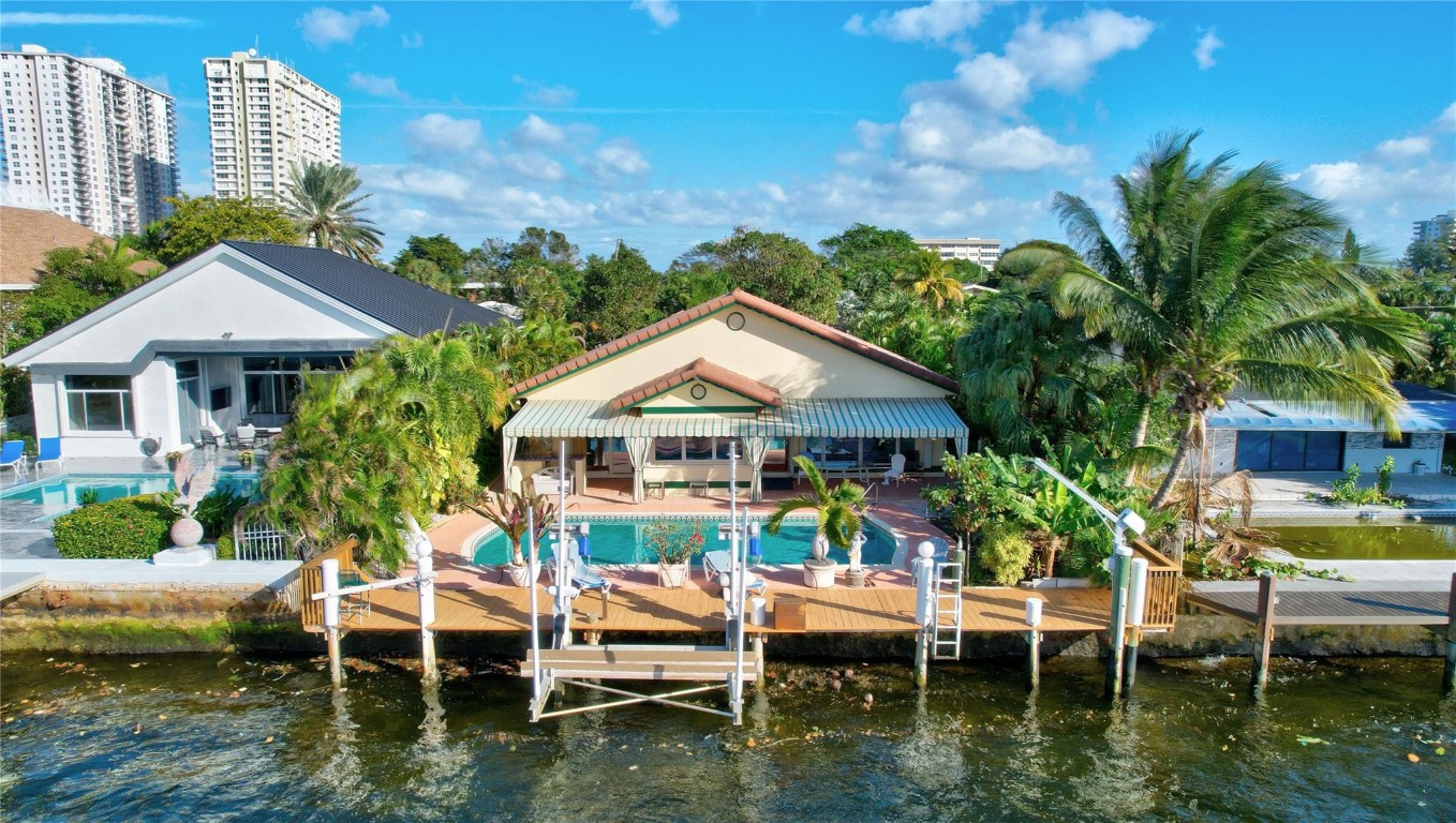 305 S Riverside Drive Property Photo 2