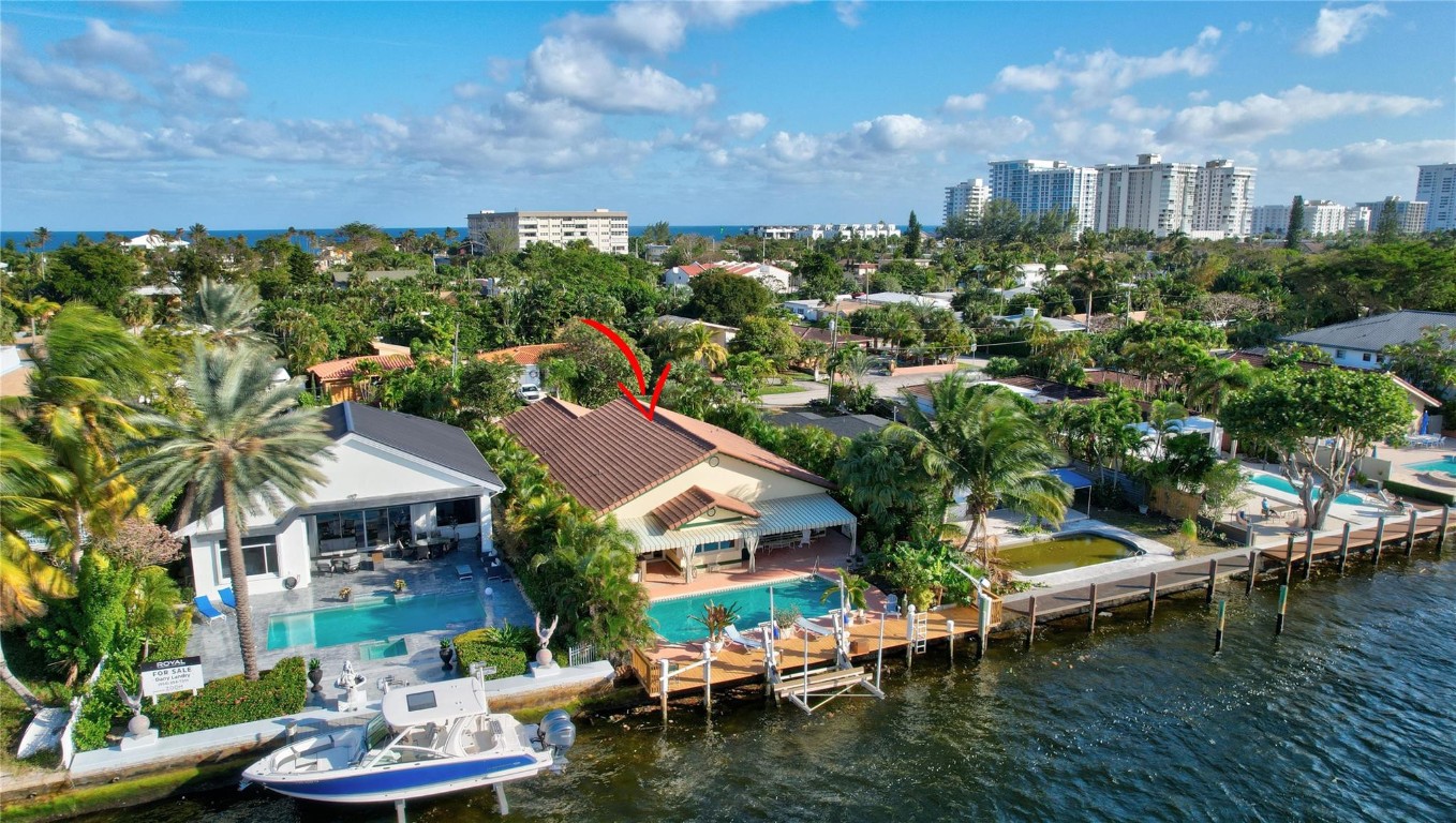 305 S Riverside Drive Property Photo 3