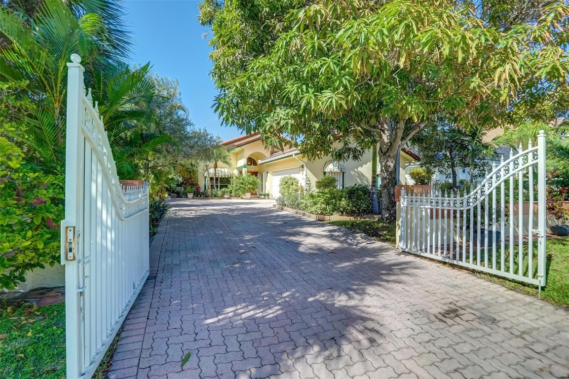 305 S Riverside Drive Property Photo 6