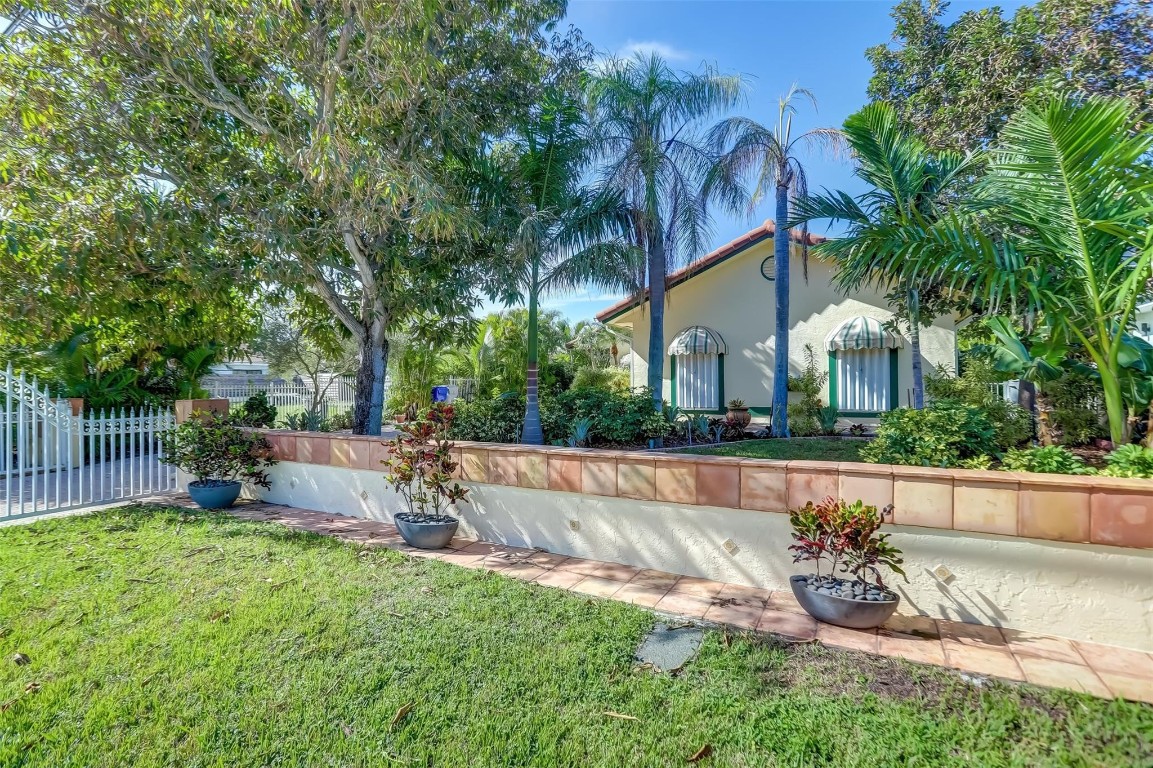 305 S Riverside Drive Property Photo 8