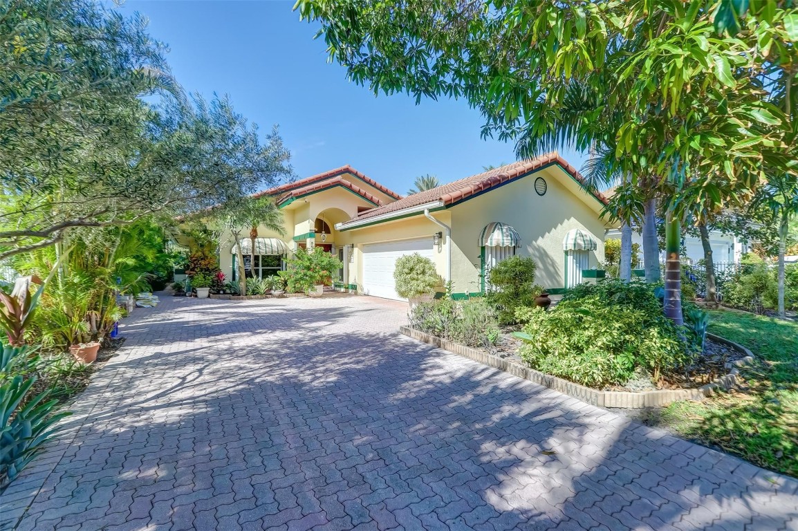 305 S Riverside Drive Property Photo 9