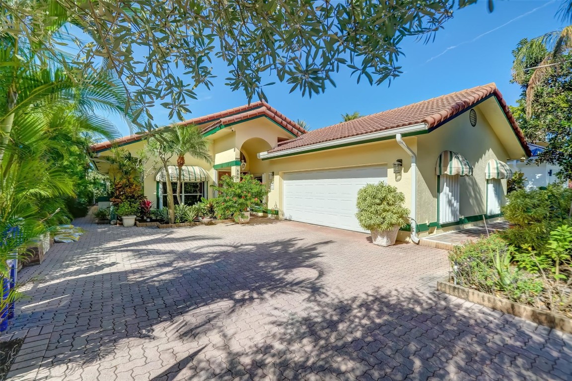 305 S Riverside Drive Property Photo 10