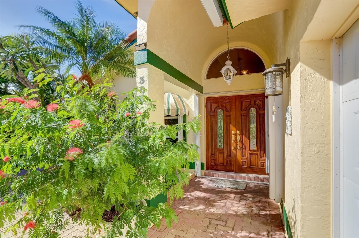 305 S Riverside Drive Property Photo 11