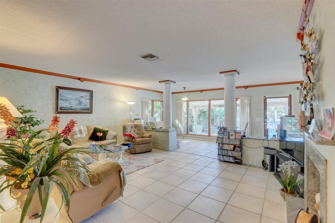 305 S Riverside Drive Property Photo 14
