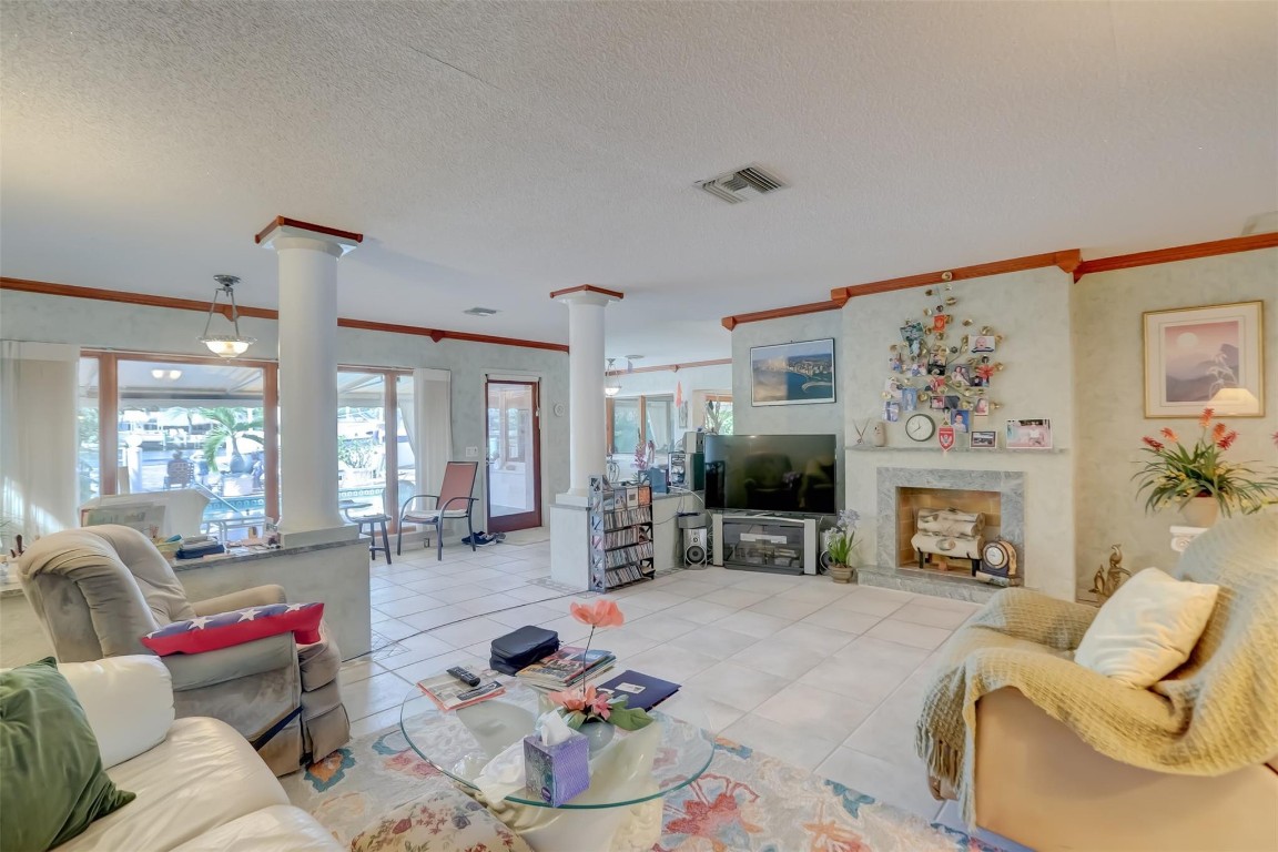 305 S Riverside Drive Property Photo 15