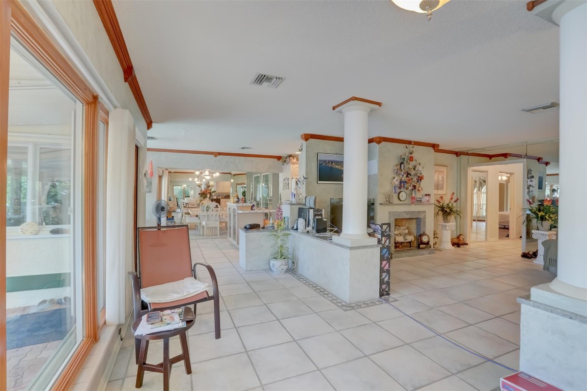 305 S Riverside Drive Property Photo 18