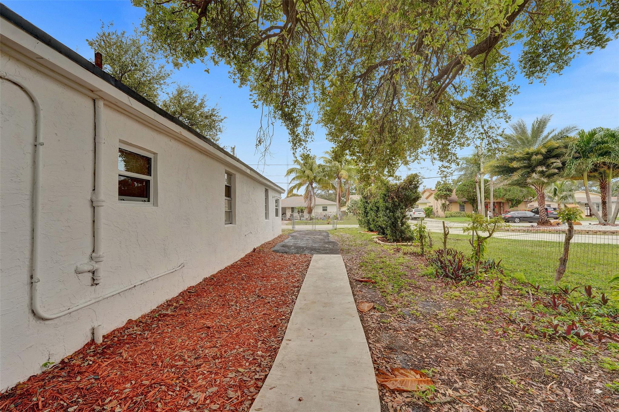 5025 Sw 22nd St Property Photo 14