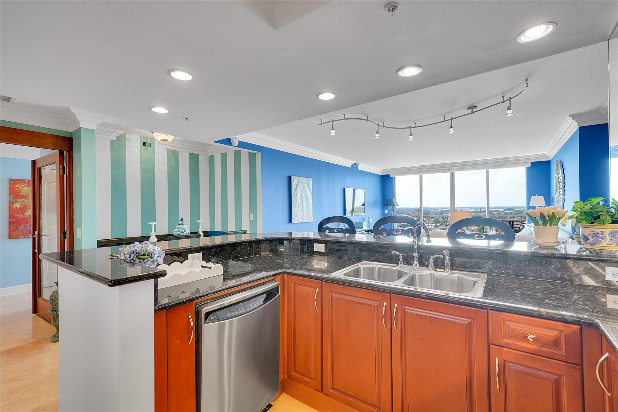 821 N Riverside Drive Ph2 Property Photo 21