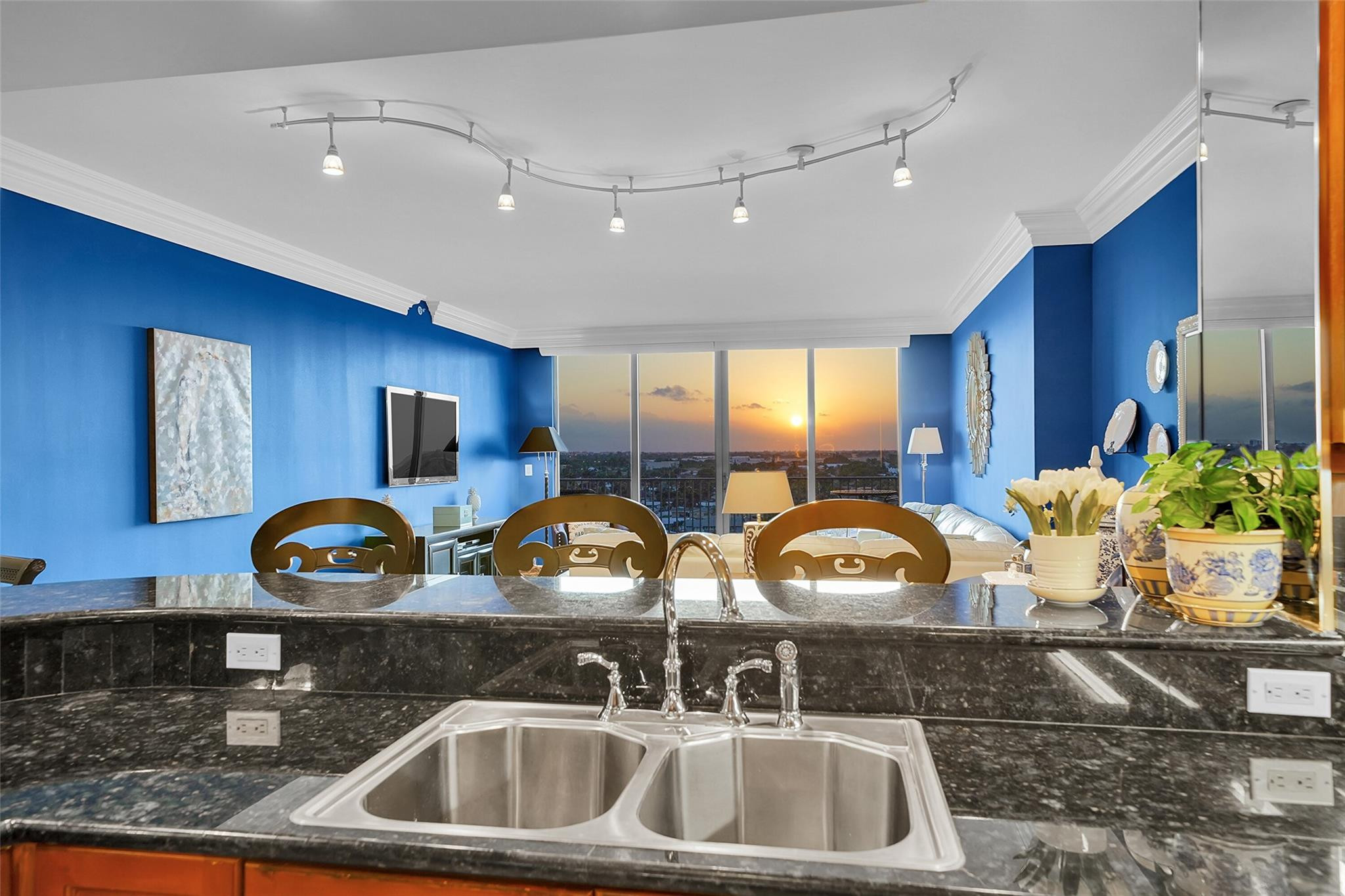 821 N Riverside Drive Ph2 Property Photo 22