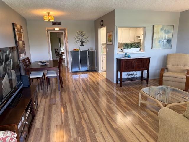 4013 Cambridge A 4012 Property Photo 1