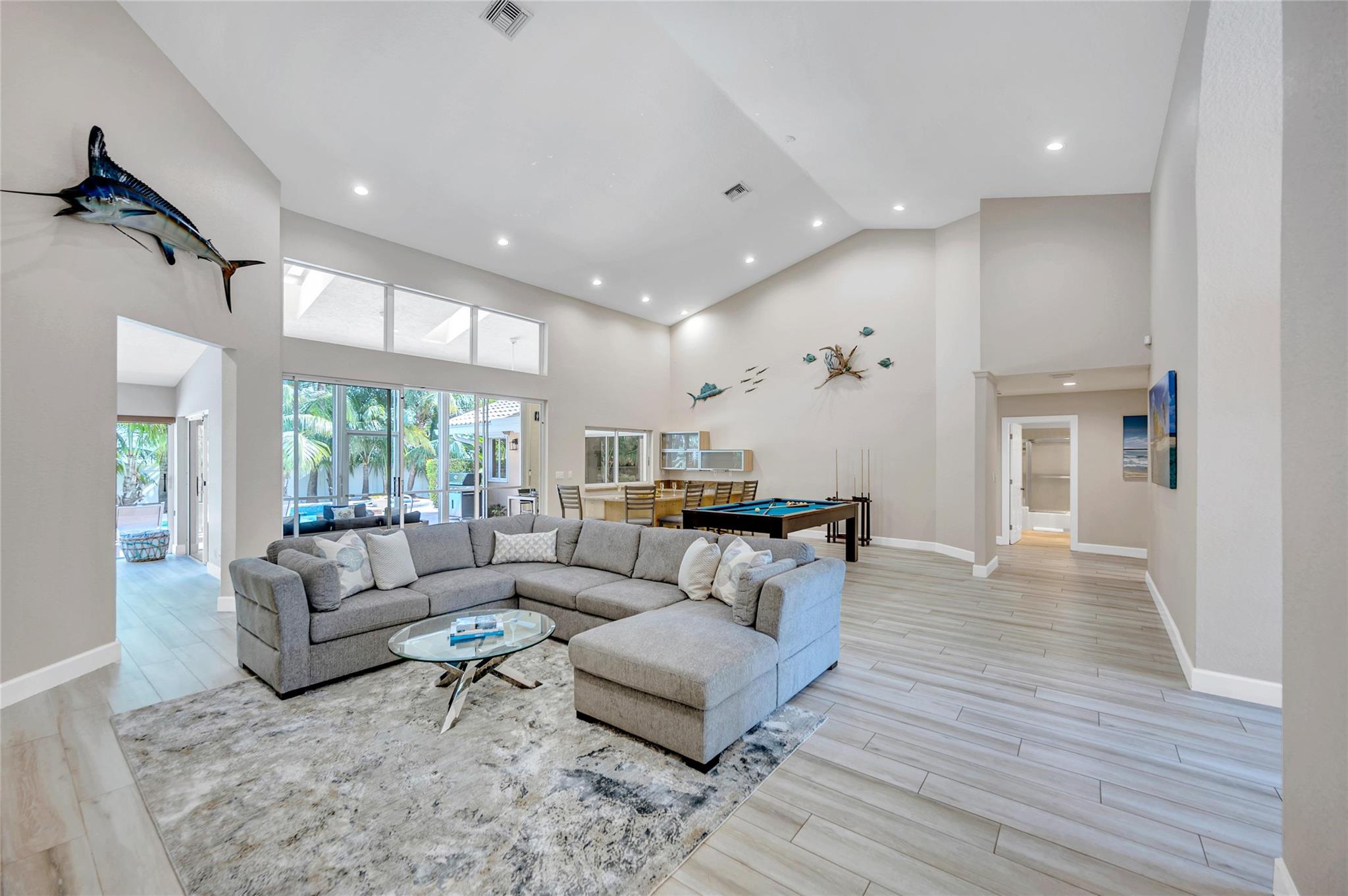 1643 Seabreeze Blvd Property Photo 2