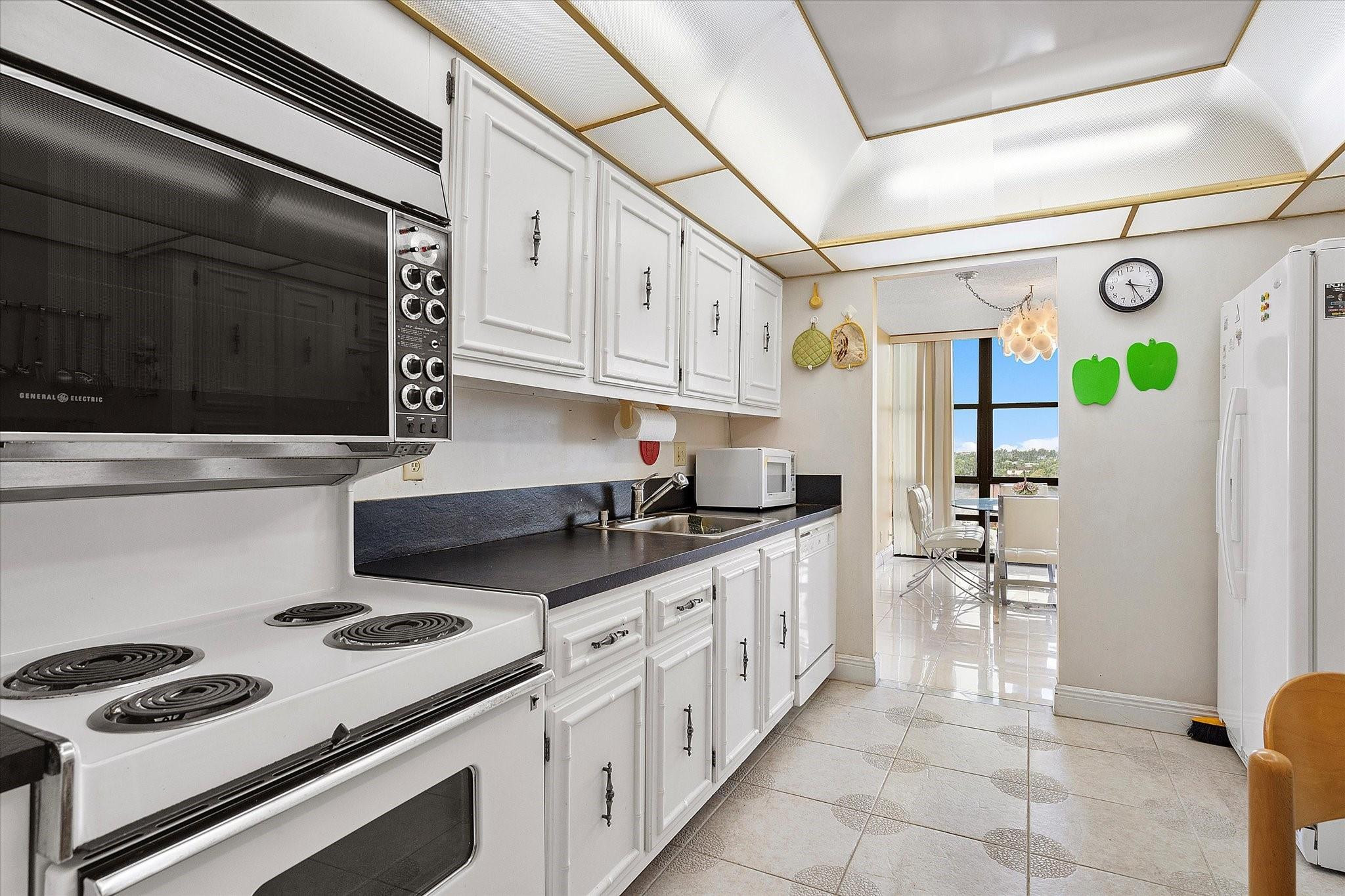 2017 S Ocean Drive 710 Property Photo 24