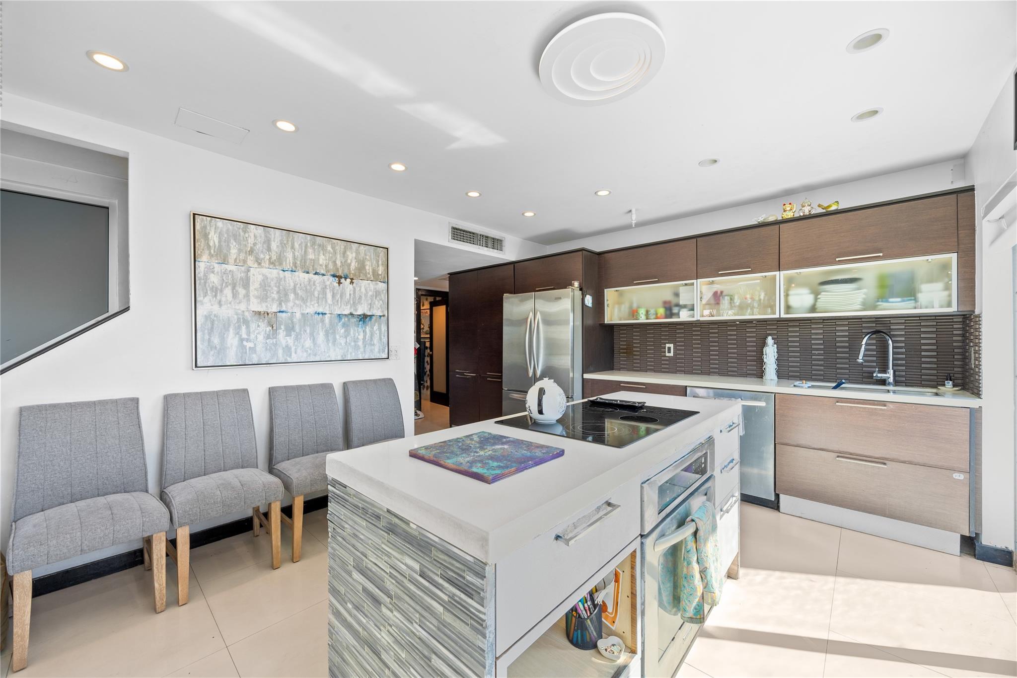 7744 Collins Ave 20 Property Photo 14