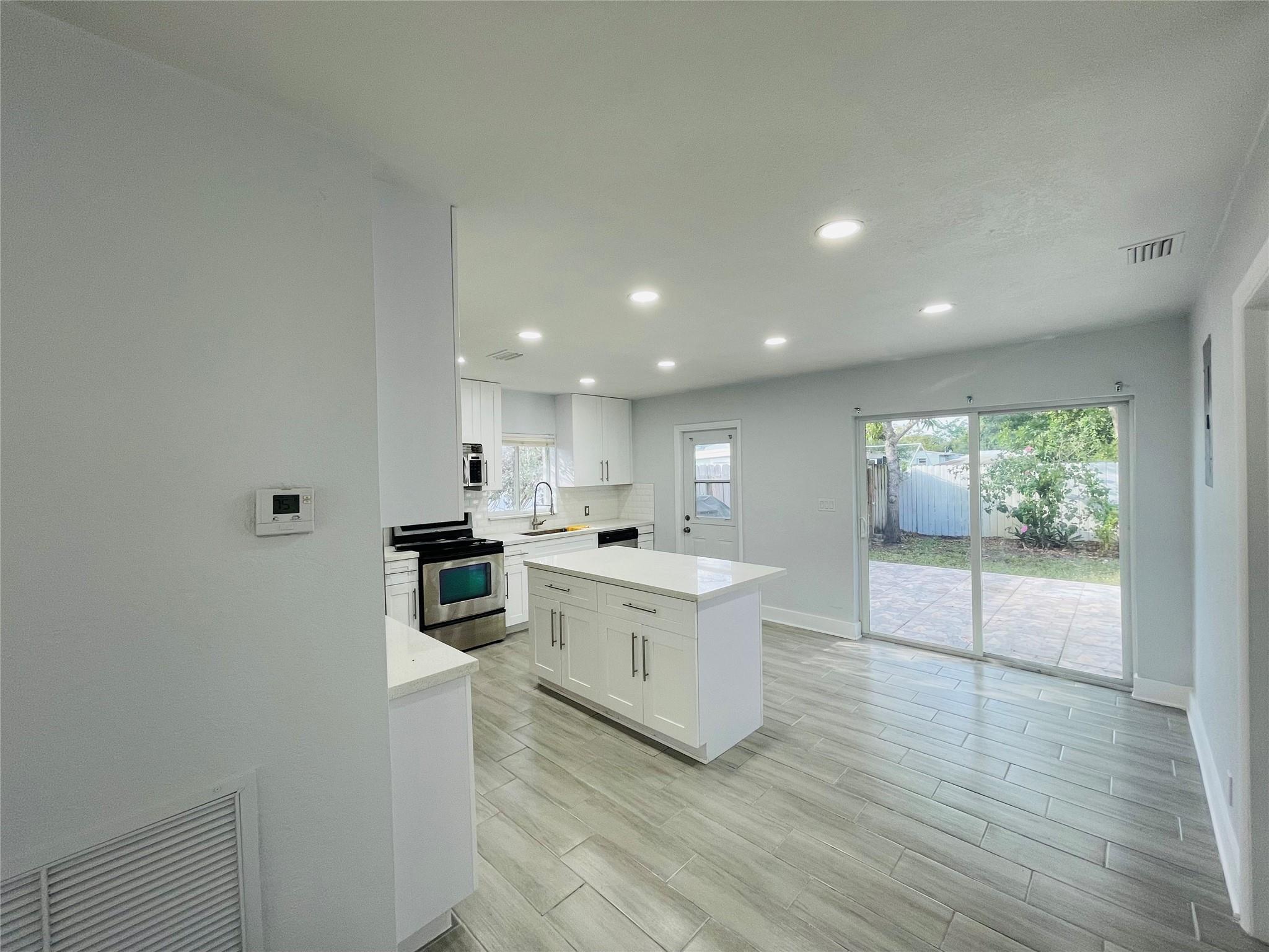 2231 Sw 14th St Property Photo 3