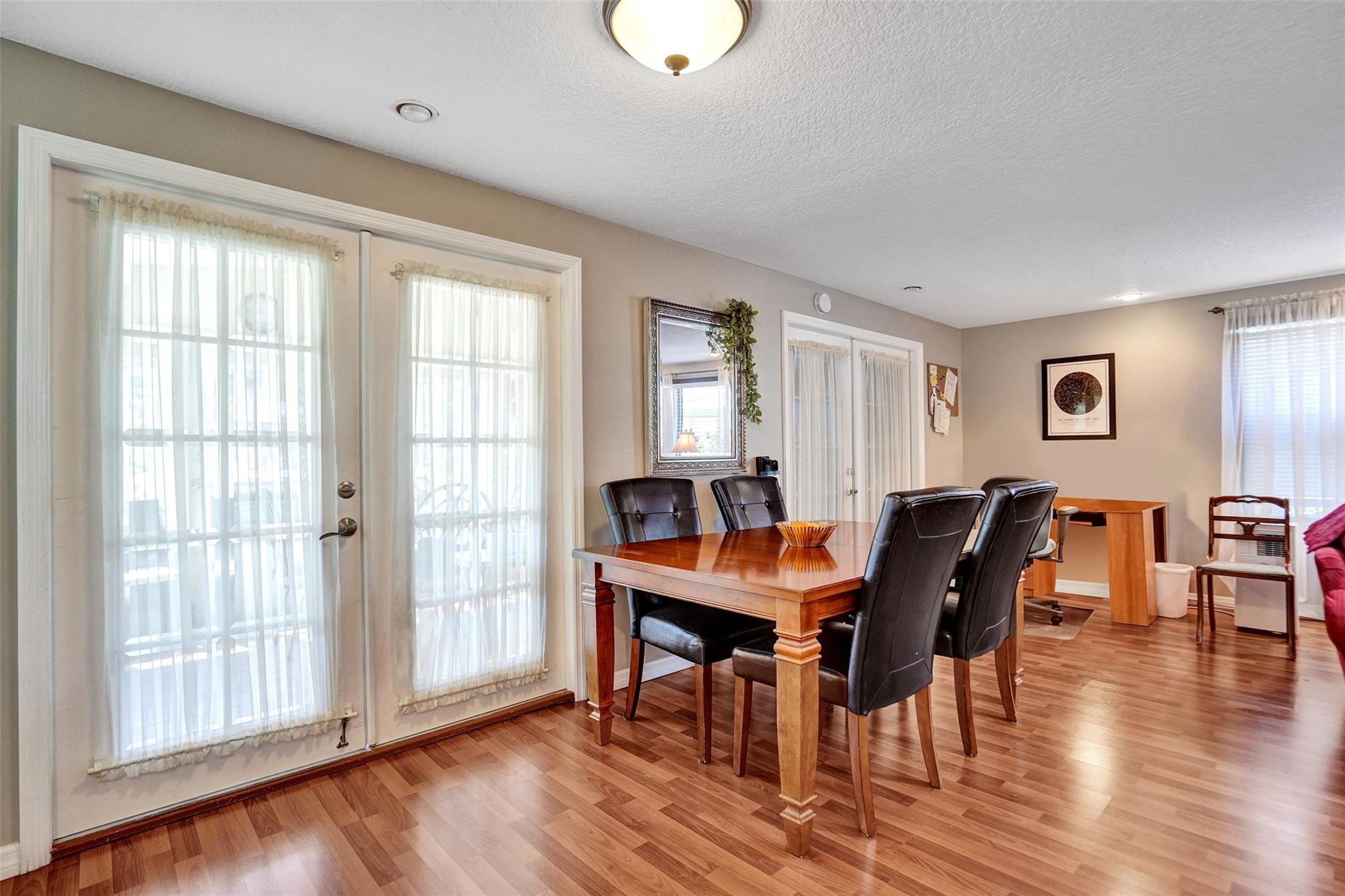 3221 Teakwood Ln Property Photo 3