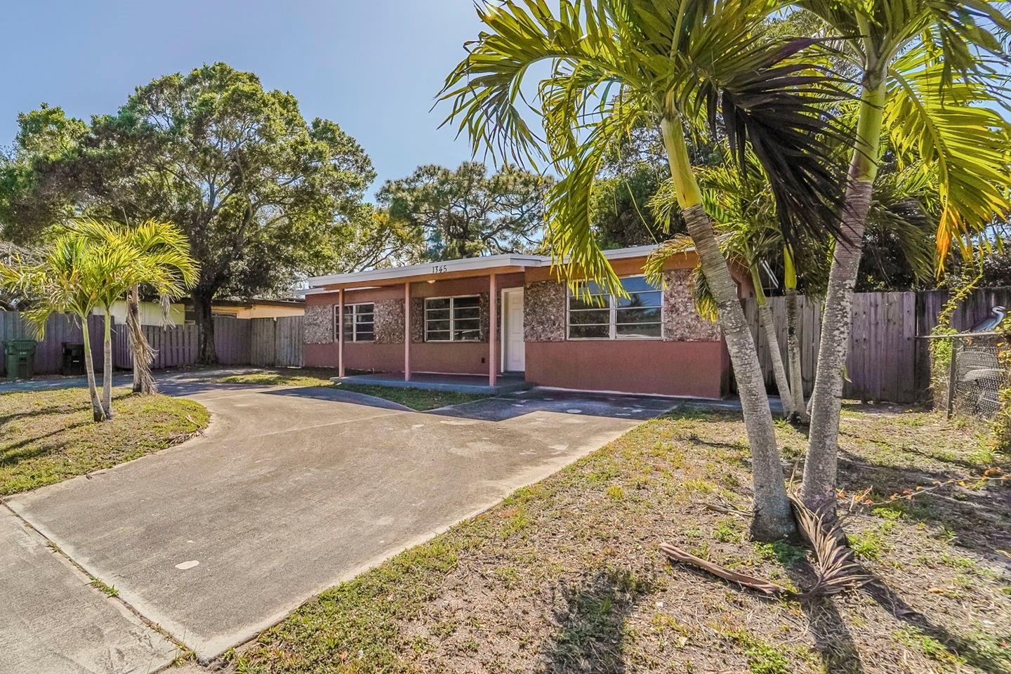 1345 Sw 22nd Ter Property Photo 3