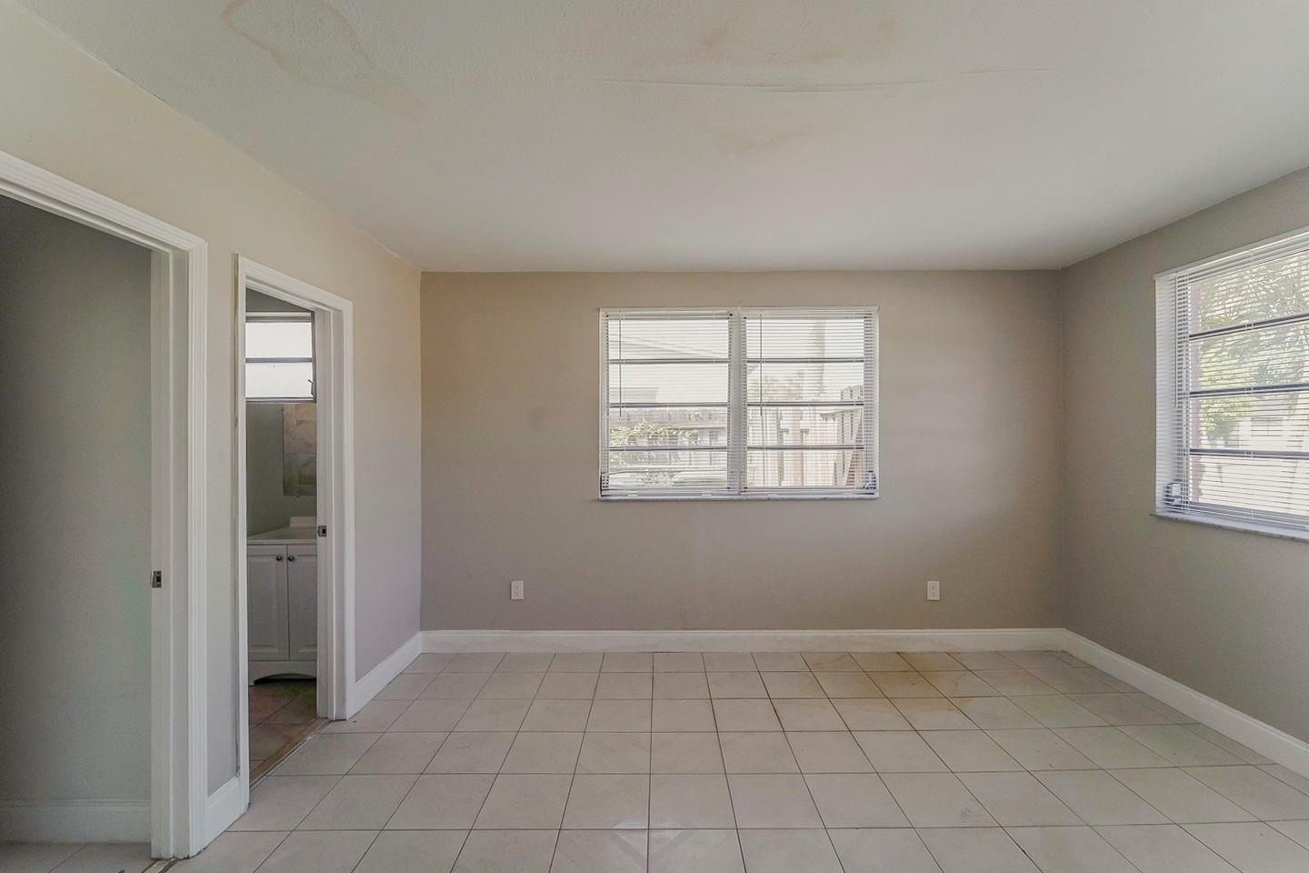1345 Sw 22nd Ter Property Photo 12