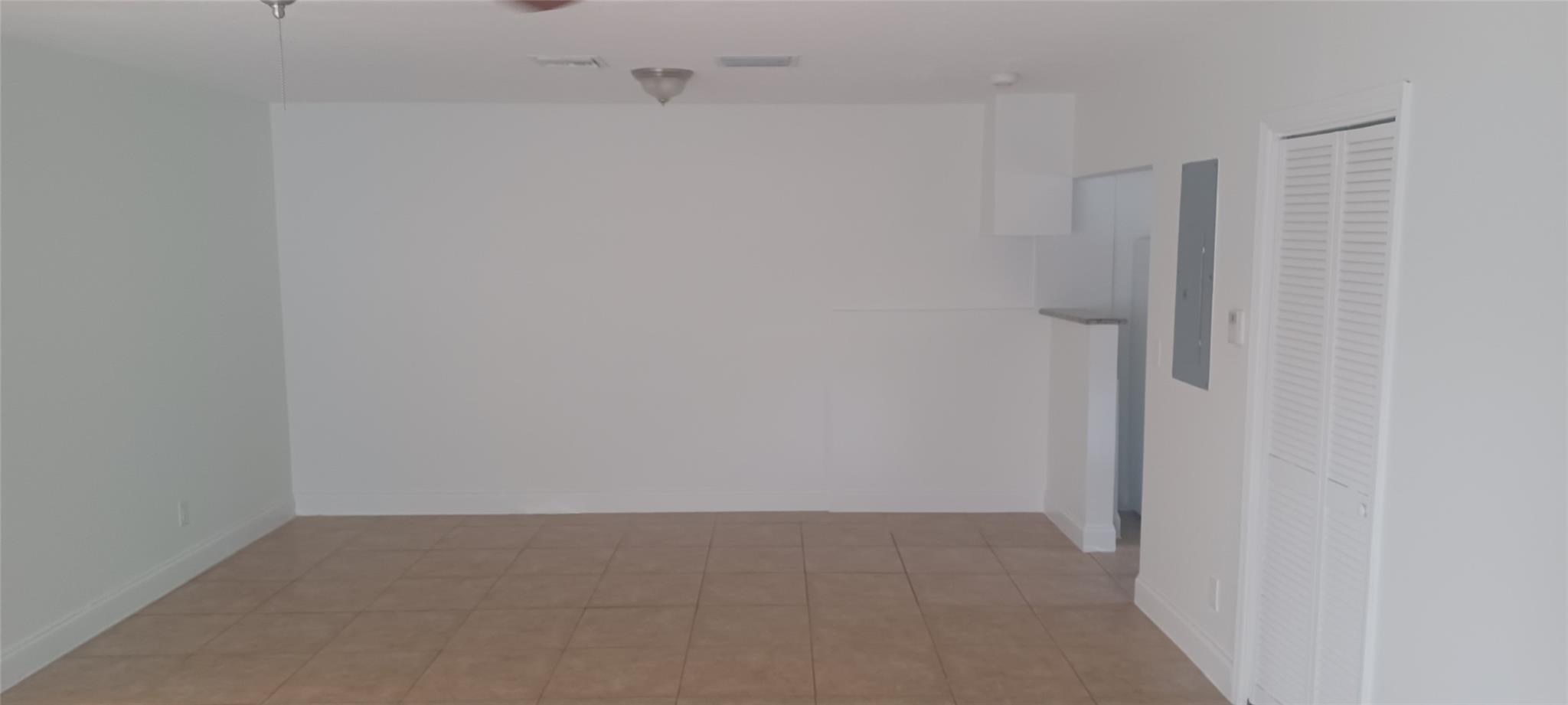 1067 Iroquis Ave Property Photo 2