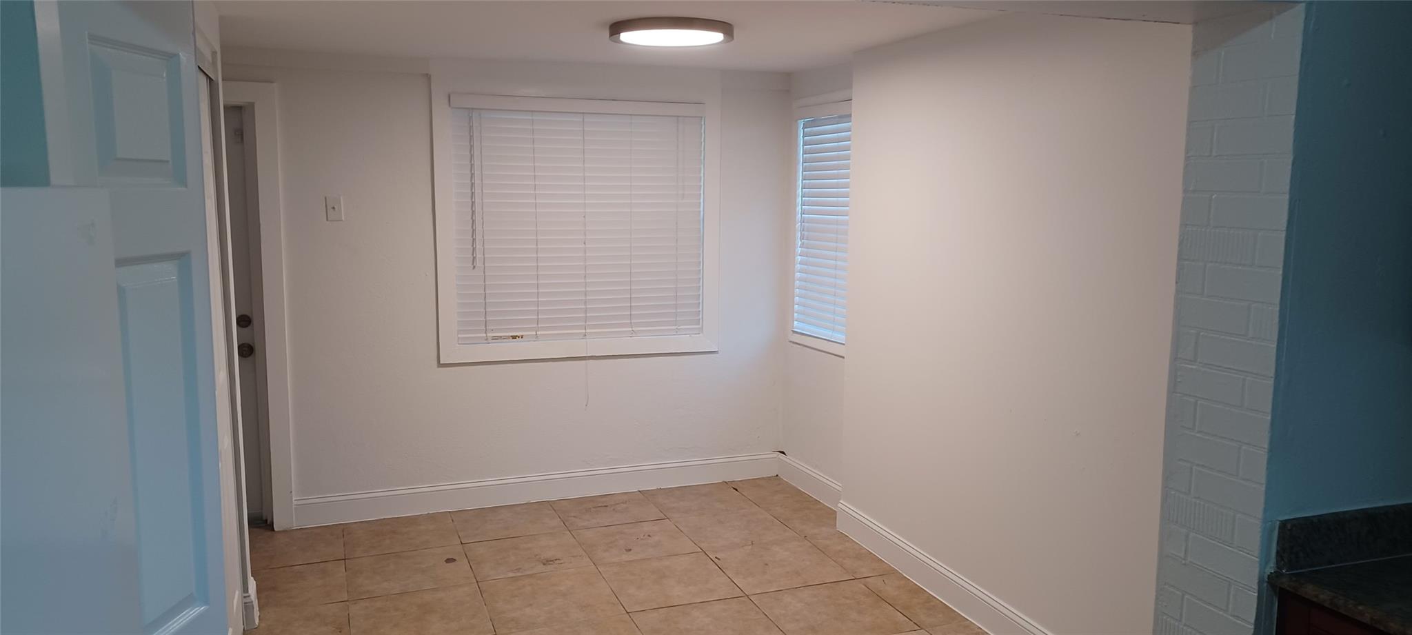 1067 Iroquis Ave Property Photo 3