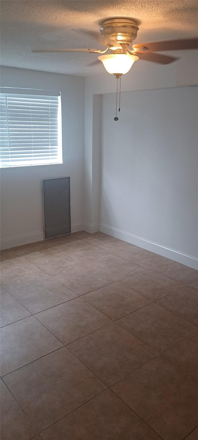 1067 Iroquis Ave Property Photo 10