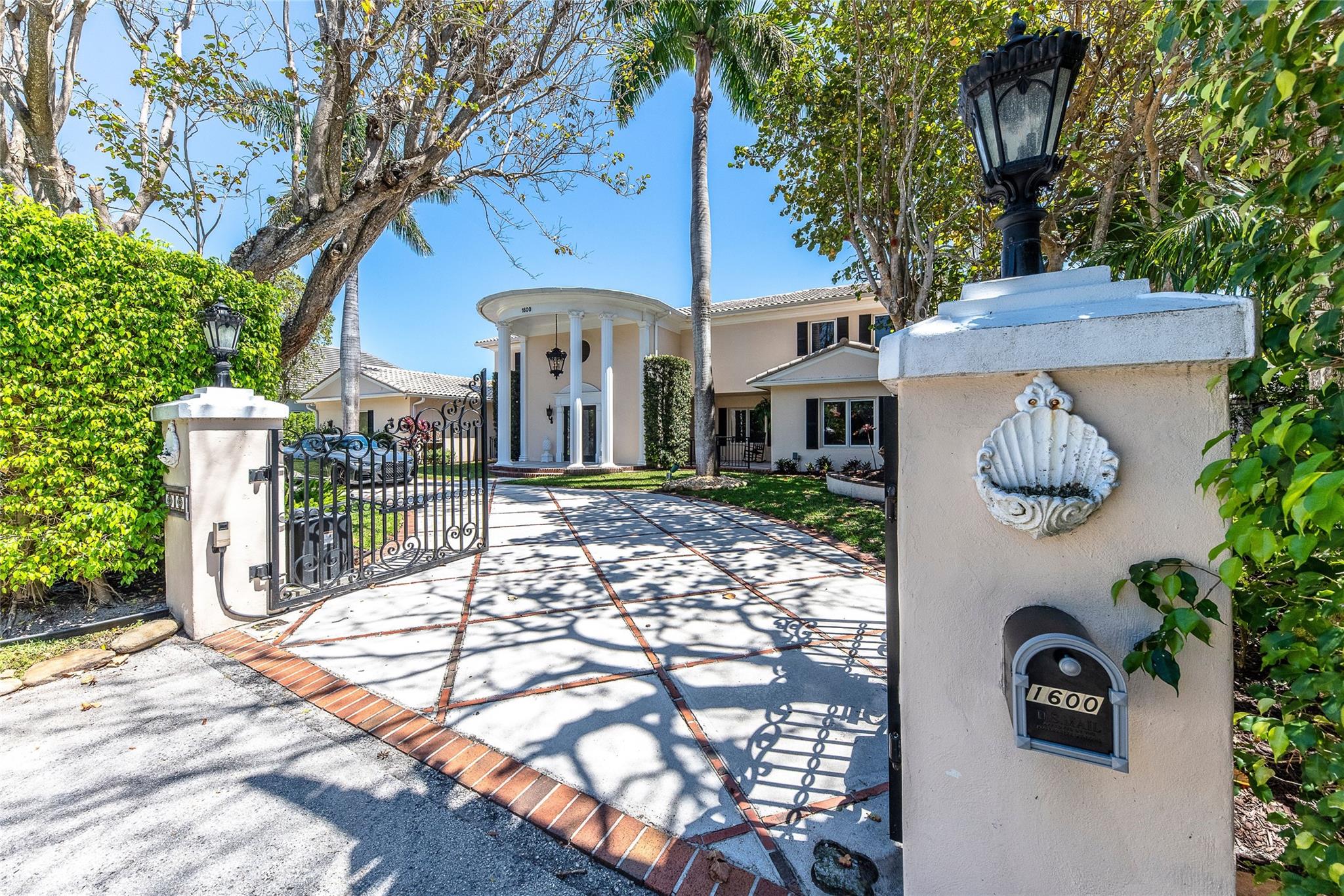 1600 S Ocean Dr Property Photo 1